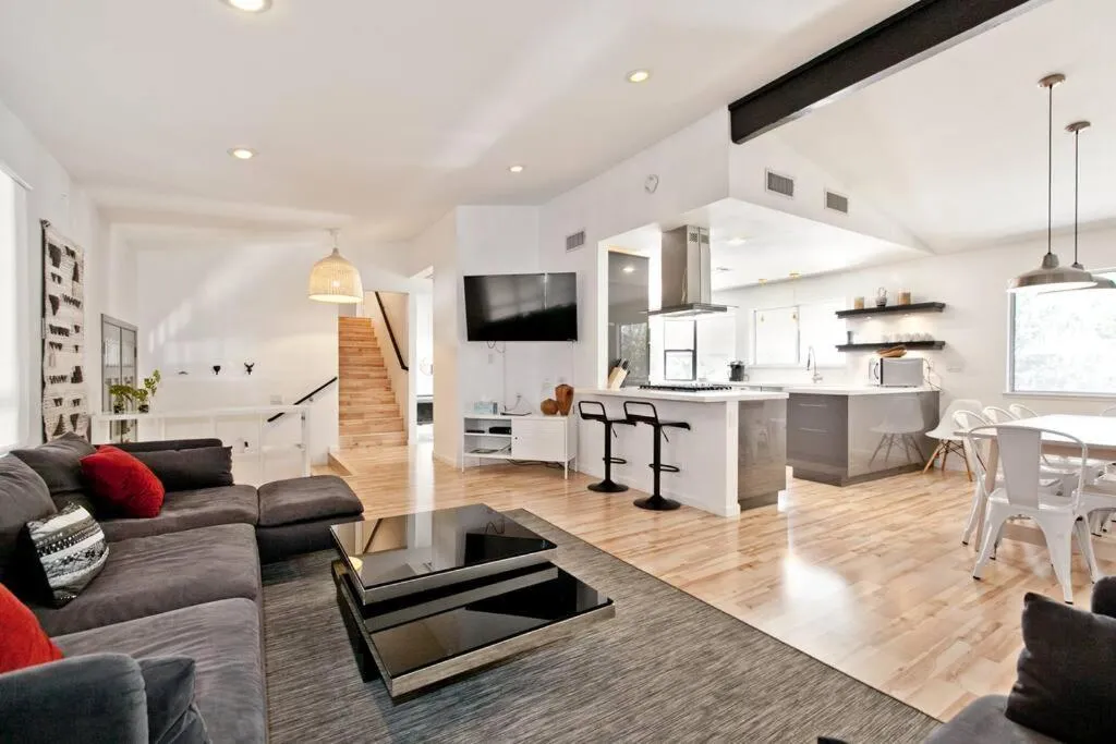 Bright, Modern 4BR with Beautiful Backyard & Pool!