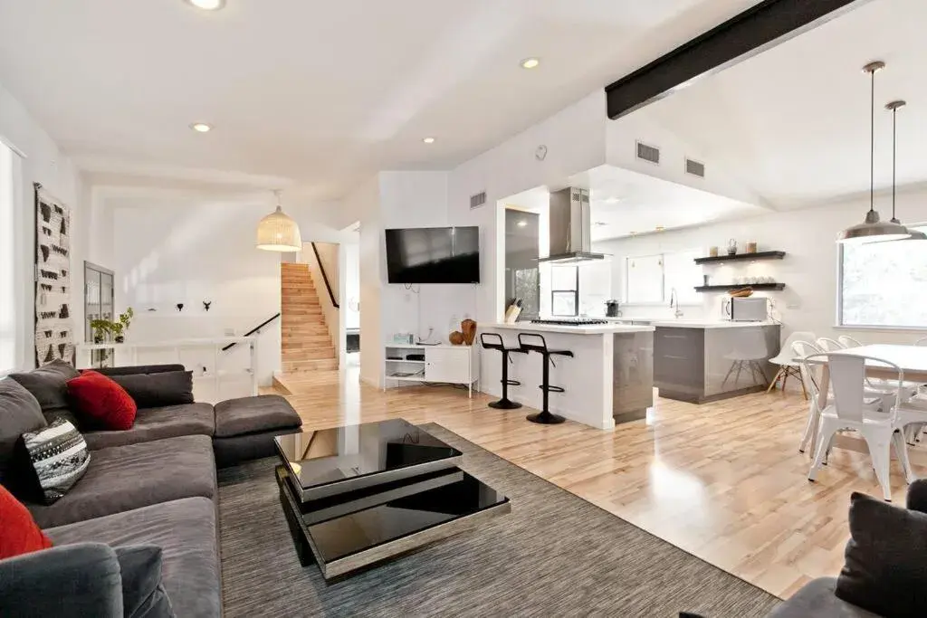 Bright, Modern 4BR with Beautiful Backyard & Pool! Bright, Modern 4BR with Beautiful Backyard & Pool!