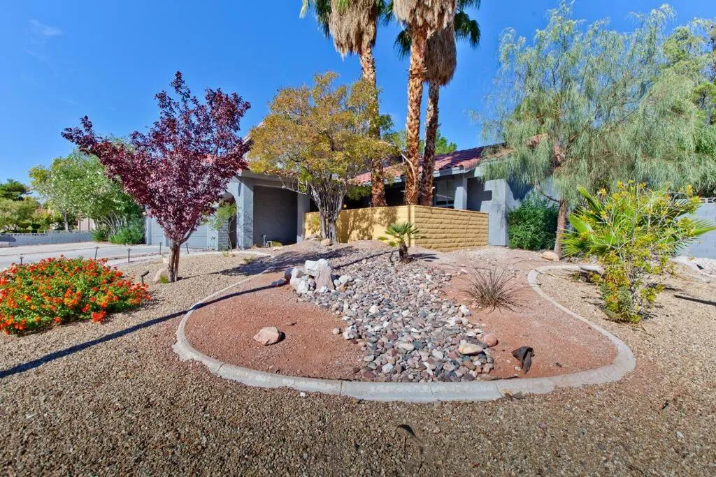 Bright, Modern 4BR with Beautiful Backyard & Pool!