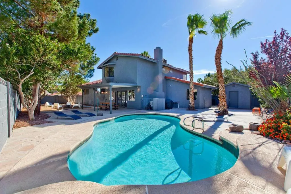 Bright, Modern 4BR with Beautiful Backyard & Pool!