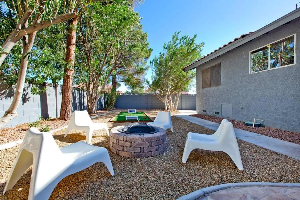 Bright, Modern 4BR with Beautiful Backyard & Pool!