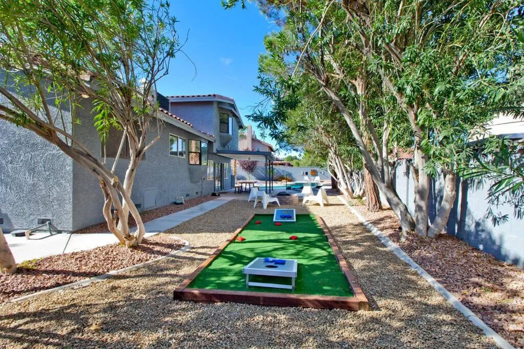 Bright, Modern 4BR with Beautiful Backyard & Pool!