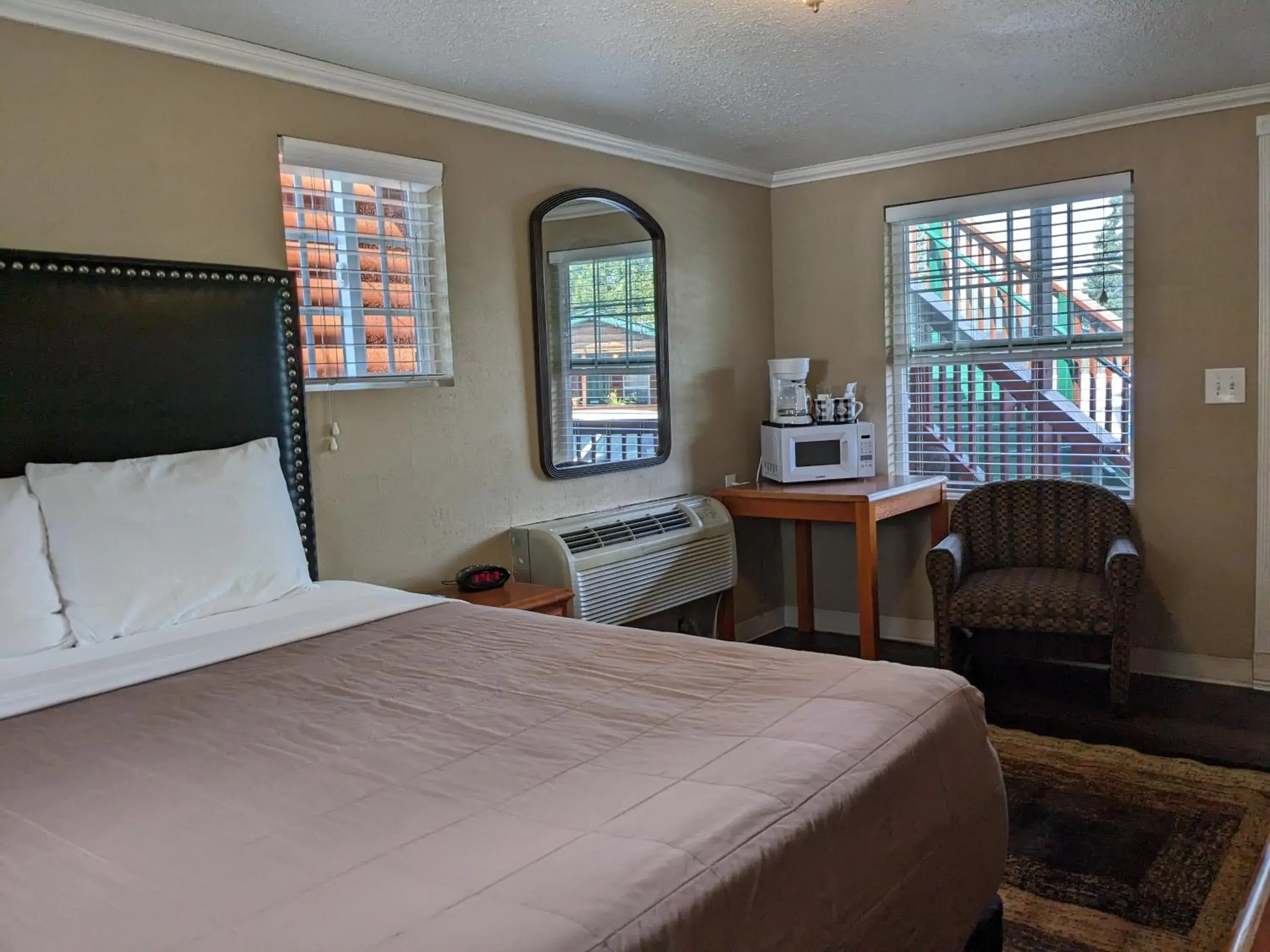 Queen Suite in Bridge of The Gods Motel, Cabins & RV Park Queen Suite in Bridge of The Gods Motel, Cabins & RV Park