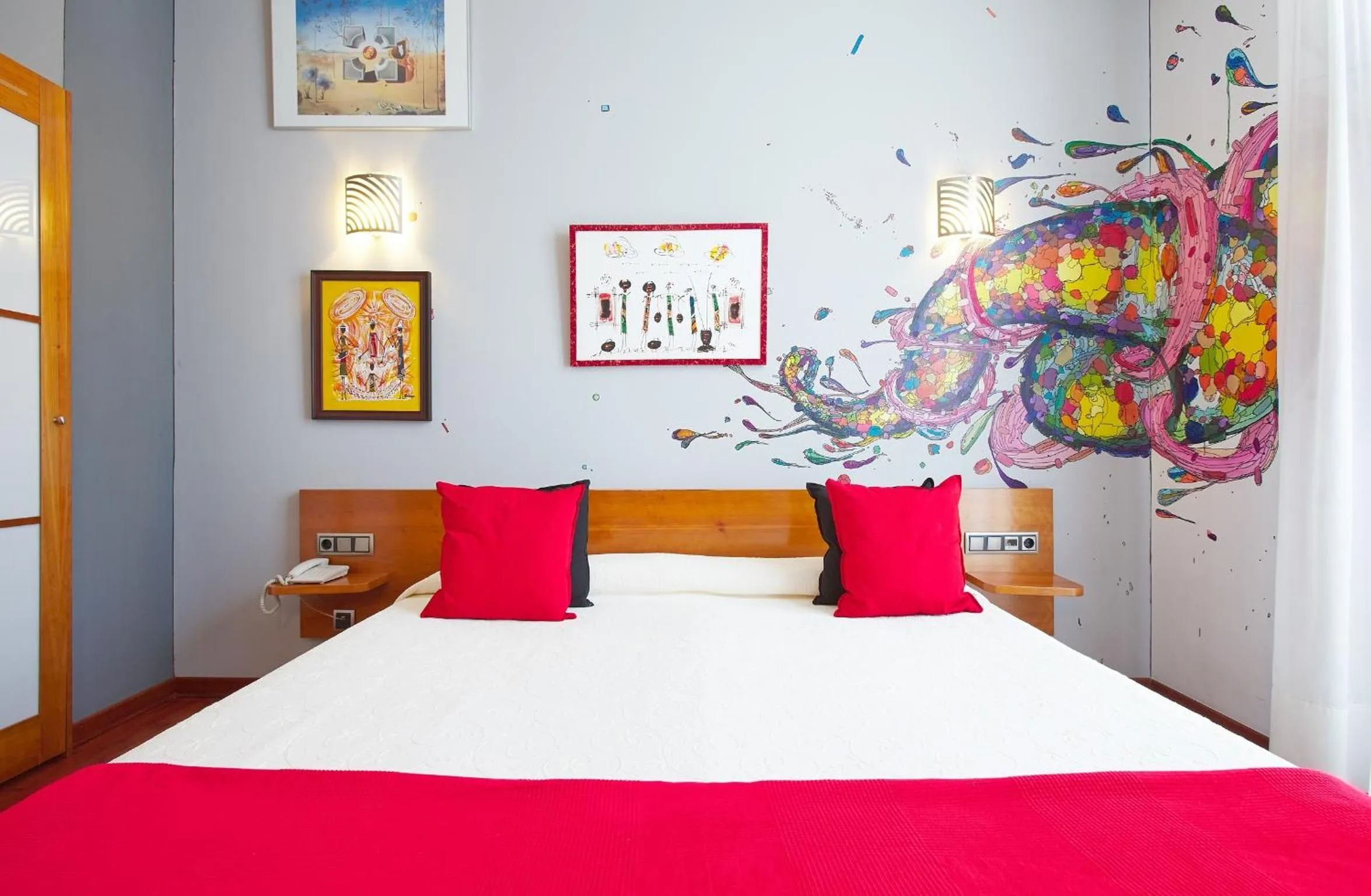 Decorative detail, Bed in Hotel Plaza Inn