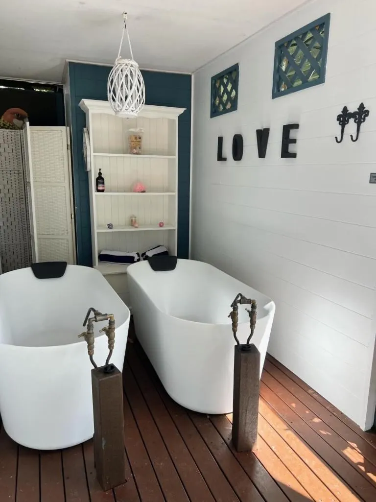 Bath in House of Mahalo Accommodation