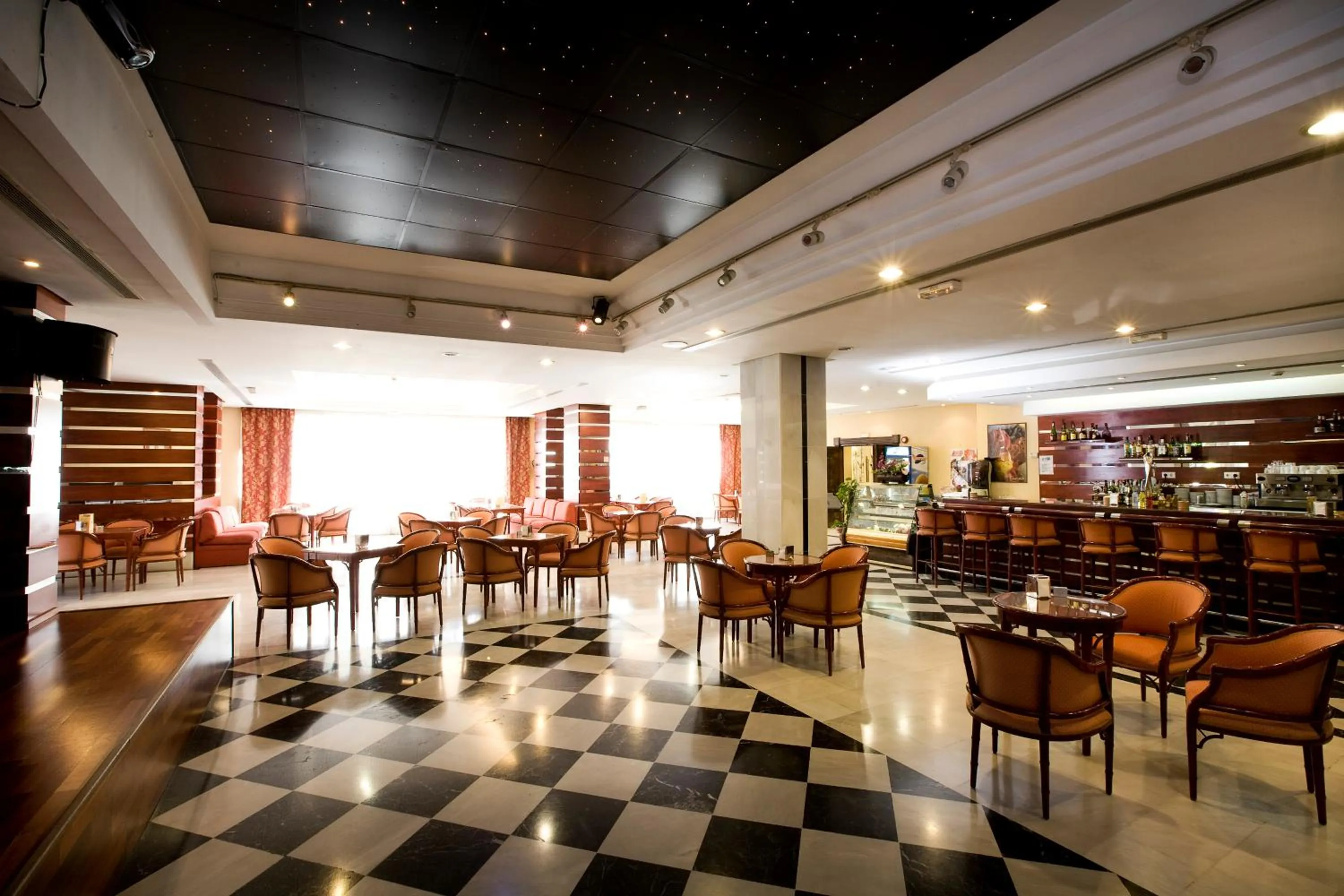 Restaurant/places to eat in Aparthotel Monarque Sultán