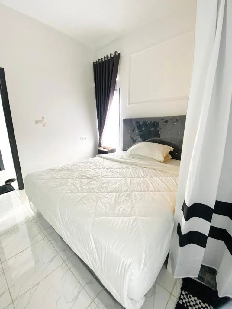 Bed in Giennos Hotel