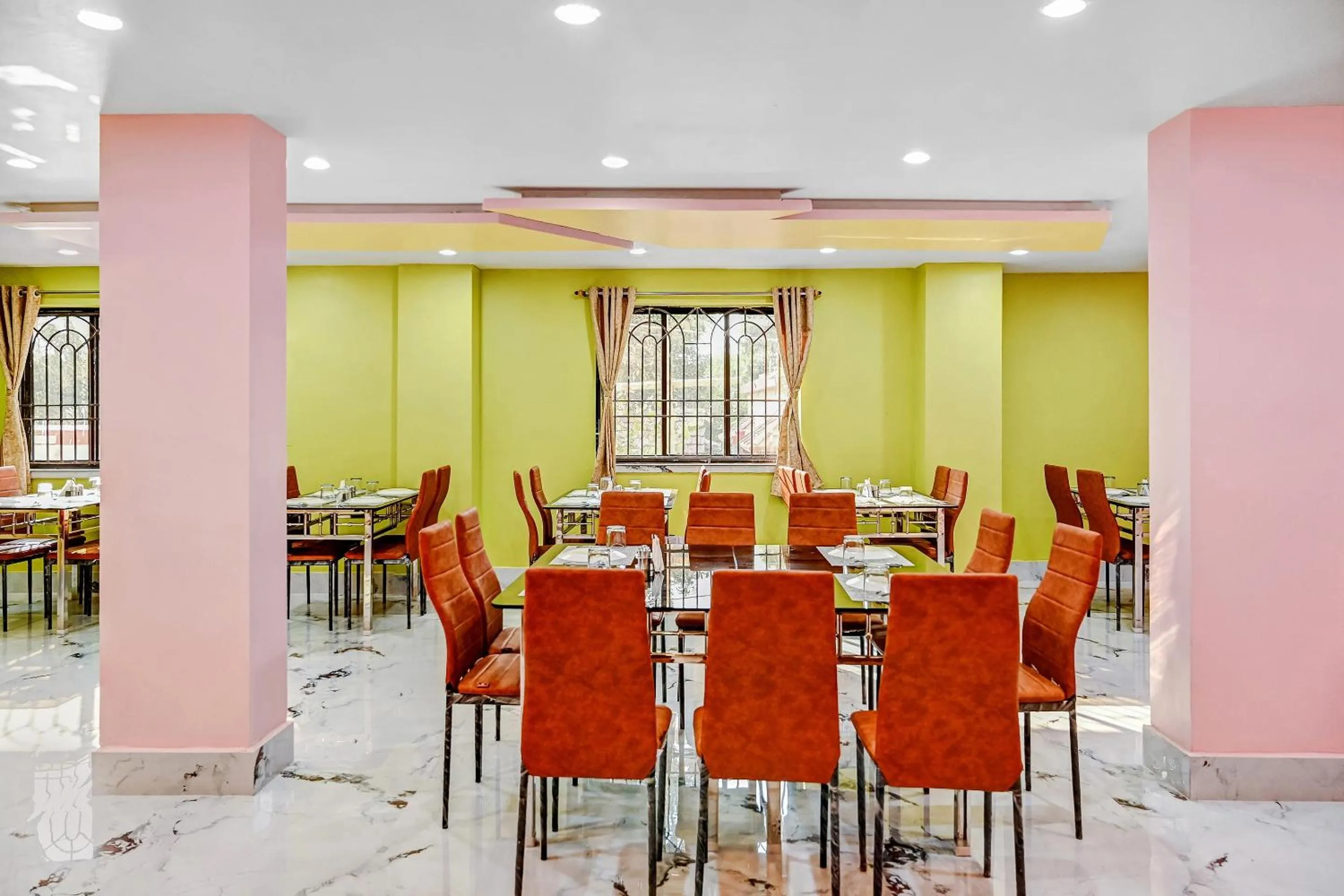 Restaurant/places to eat in Hotel O Mahal