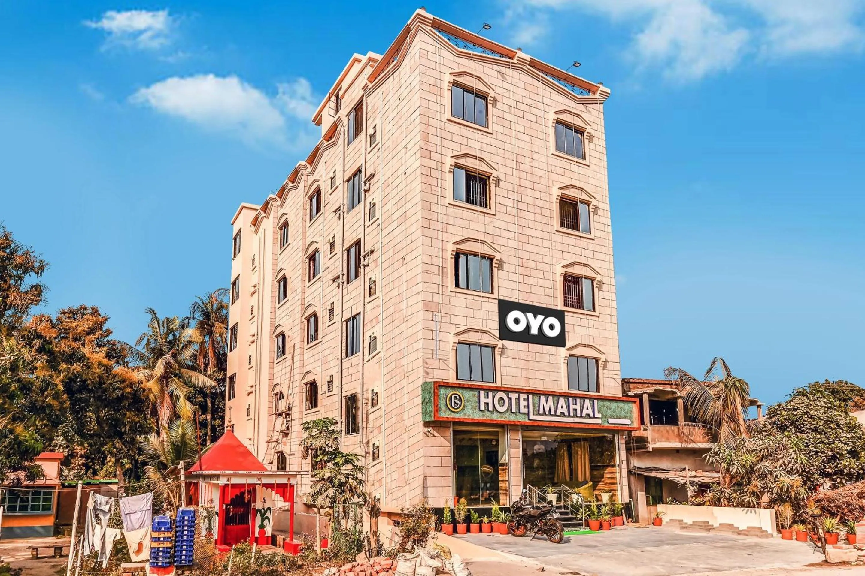 Facade/entrance in Hotel O Mahal