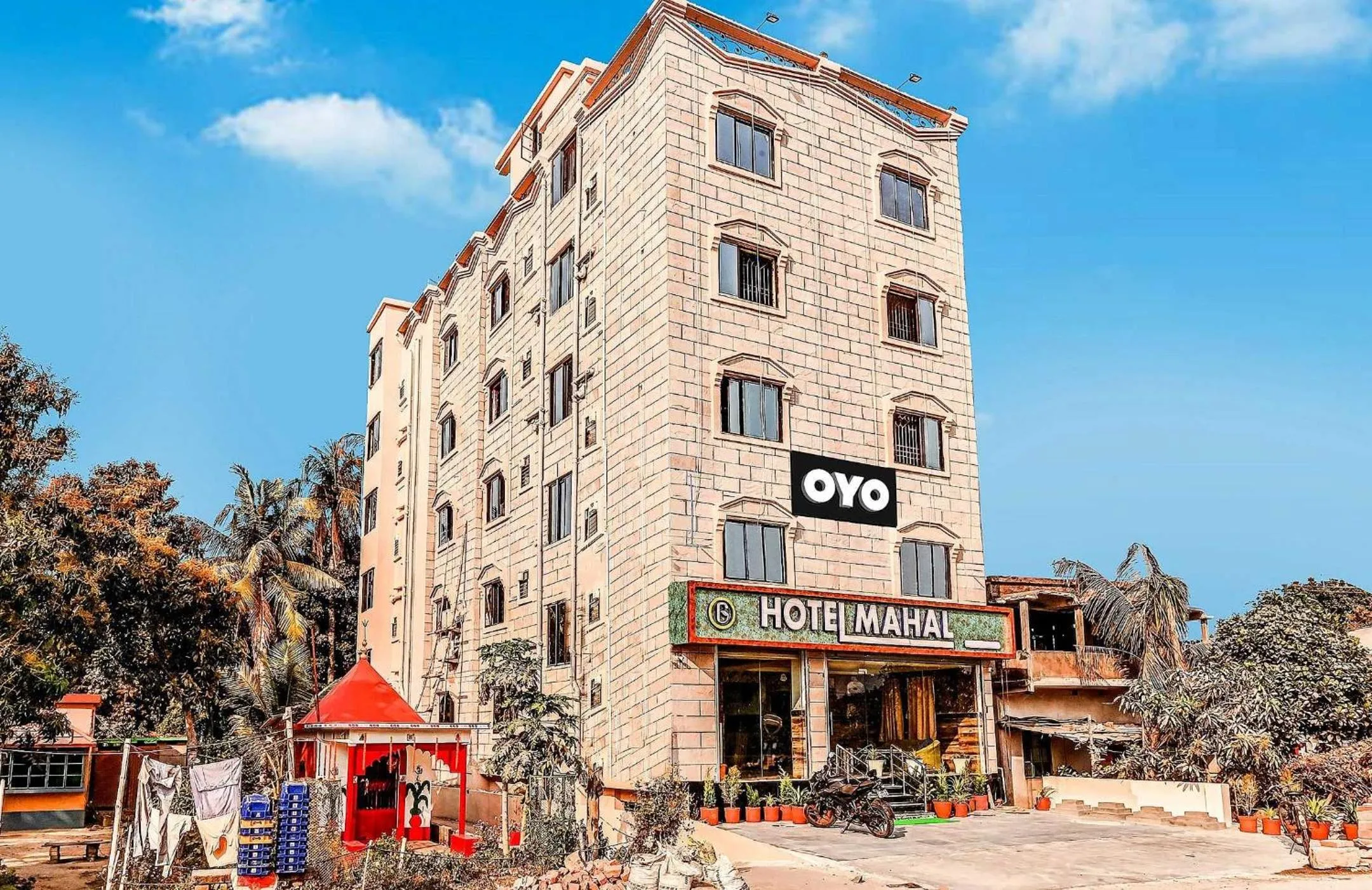 Facade/entrance in Hotel O Mahal