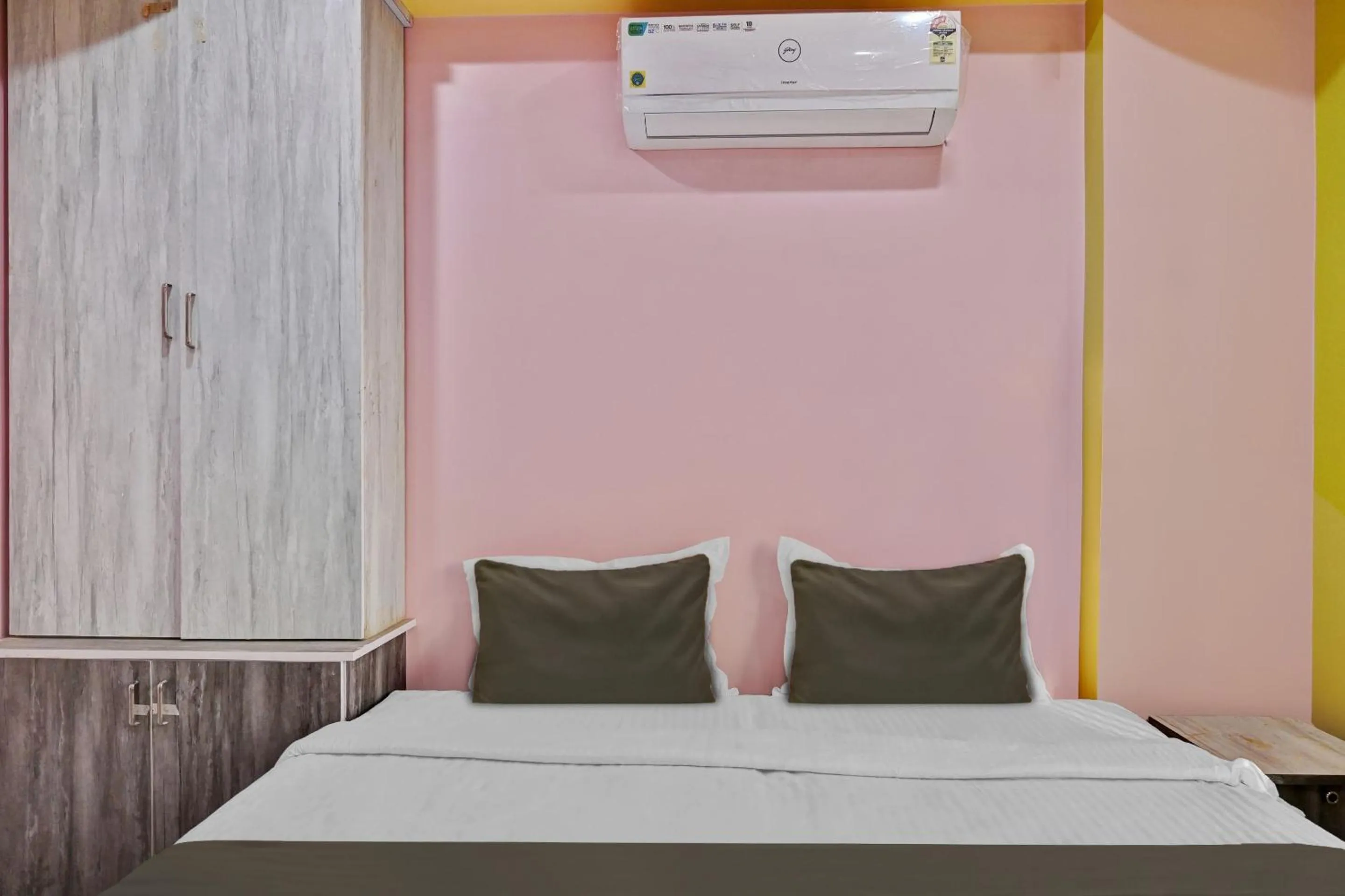 Facade/entrance, Bed in Hotel O Mahal