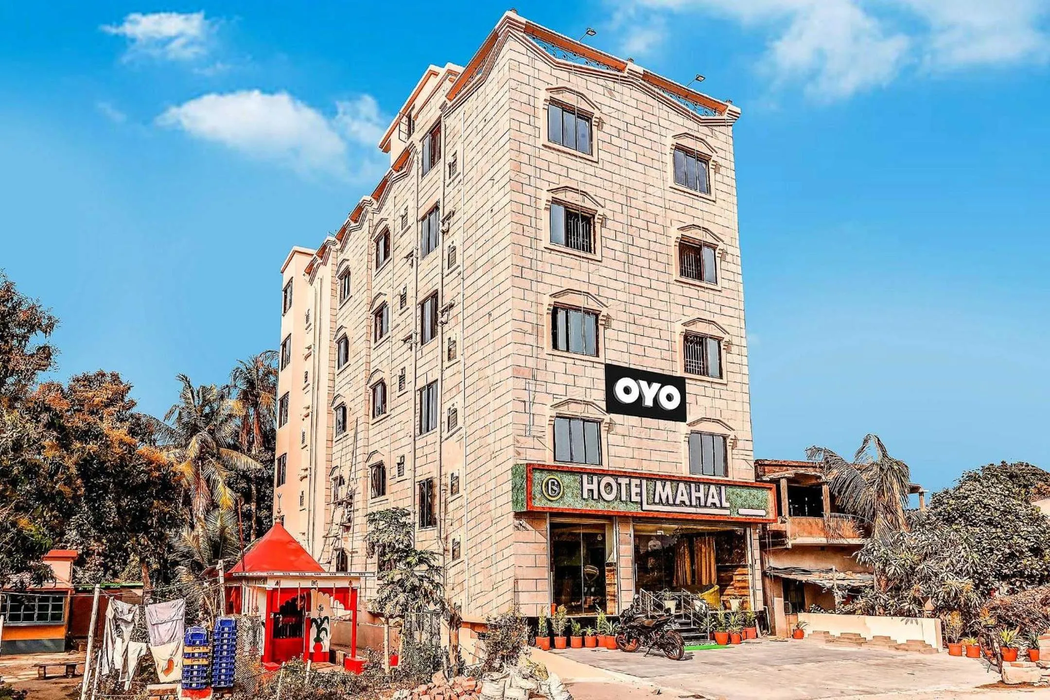 Facade/entrance in Hotel O Mahal