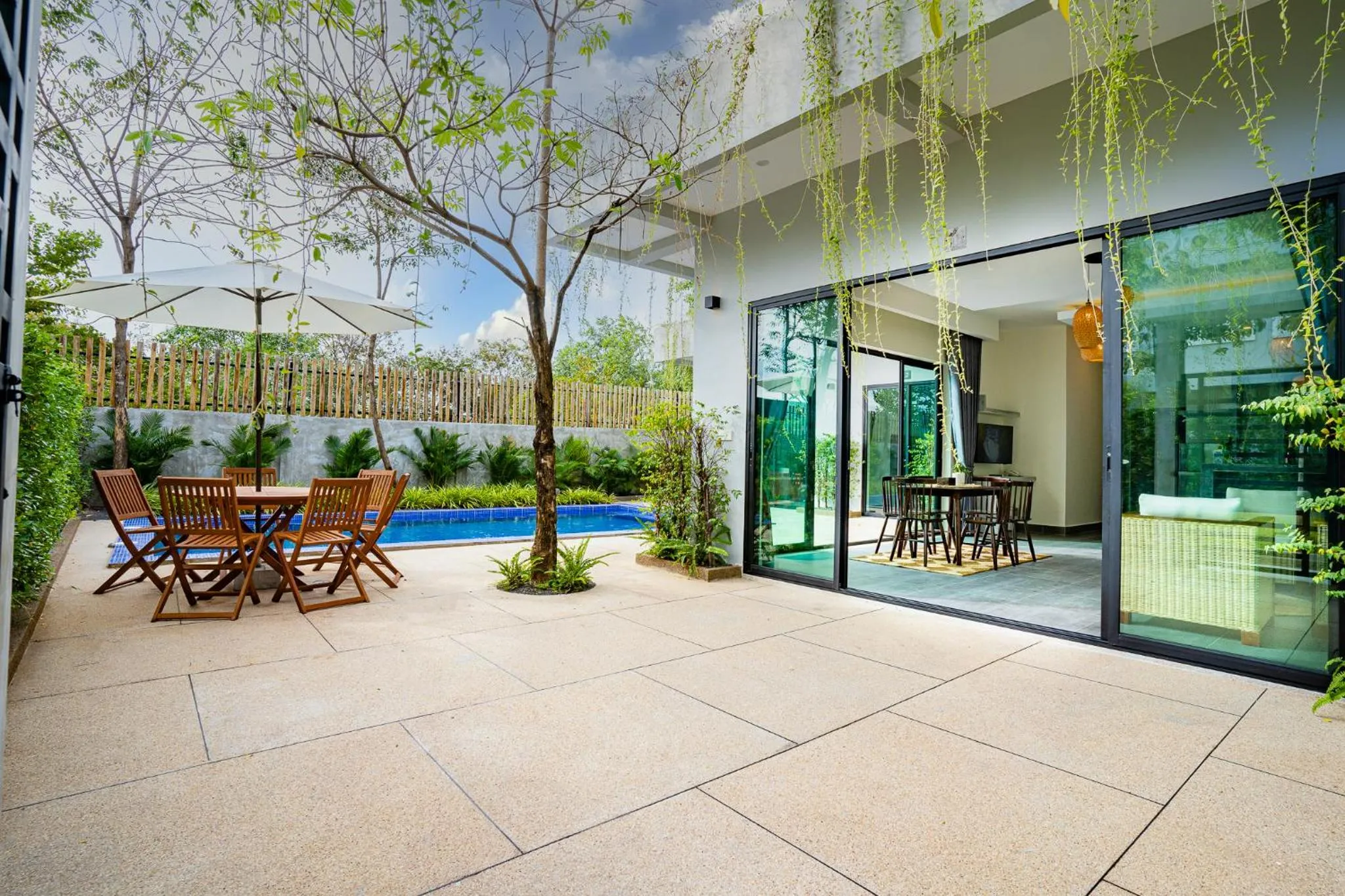 Garden in Rainforest Hotel by NSUN