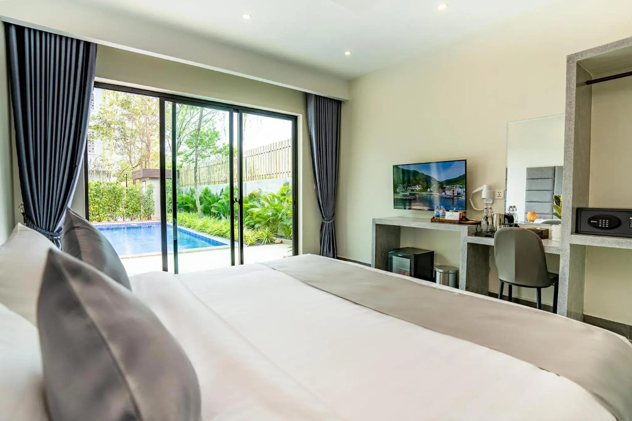 TV and multimedia, Bed in Rainforest Hotel by NSUN TV and multimedia, Bed in Rainforest Hotel by NSUN