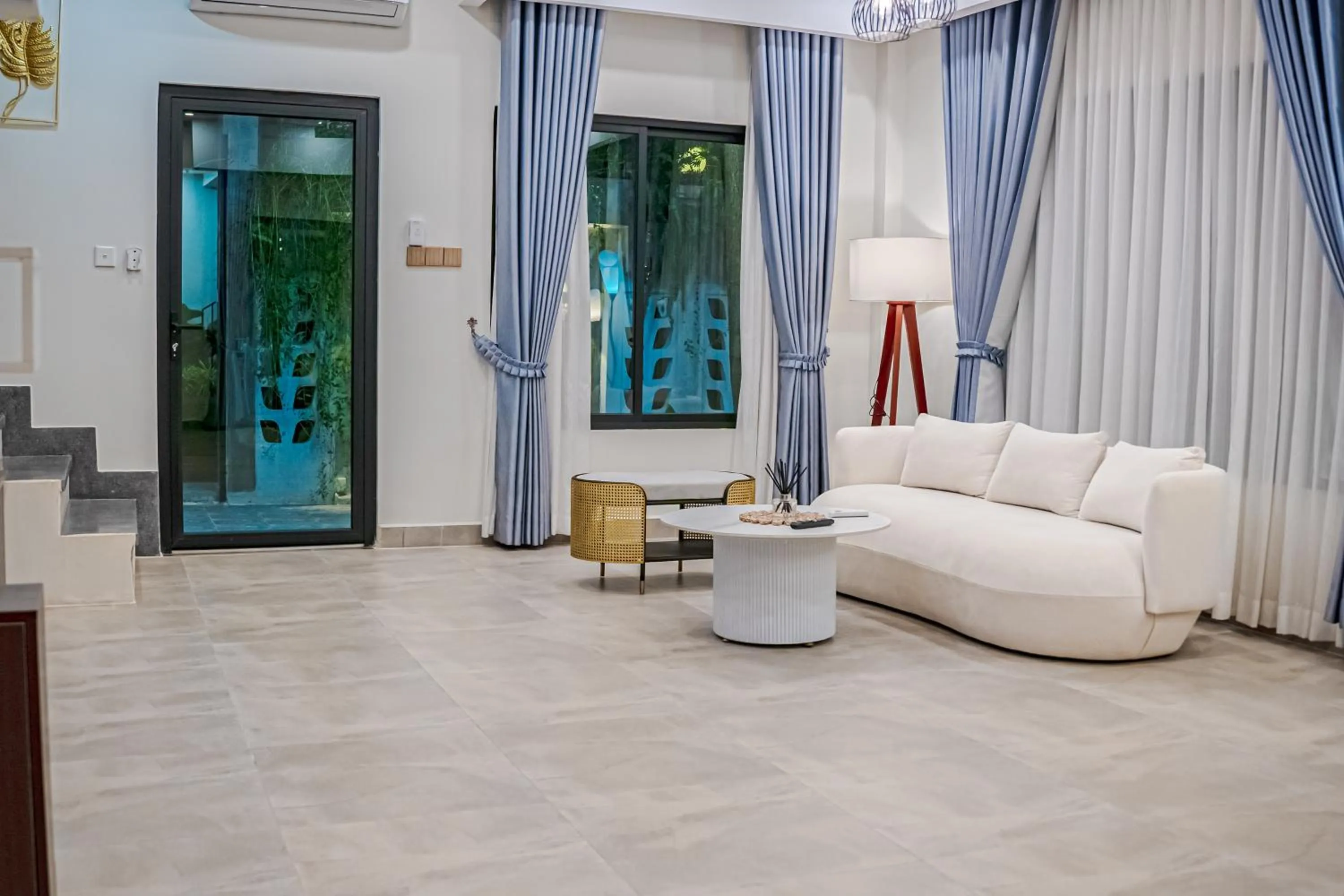 Living room in Rainforest Hotel by NSUN