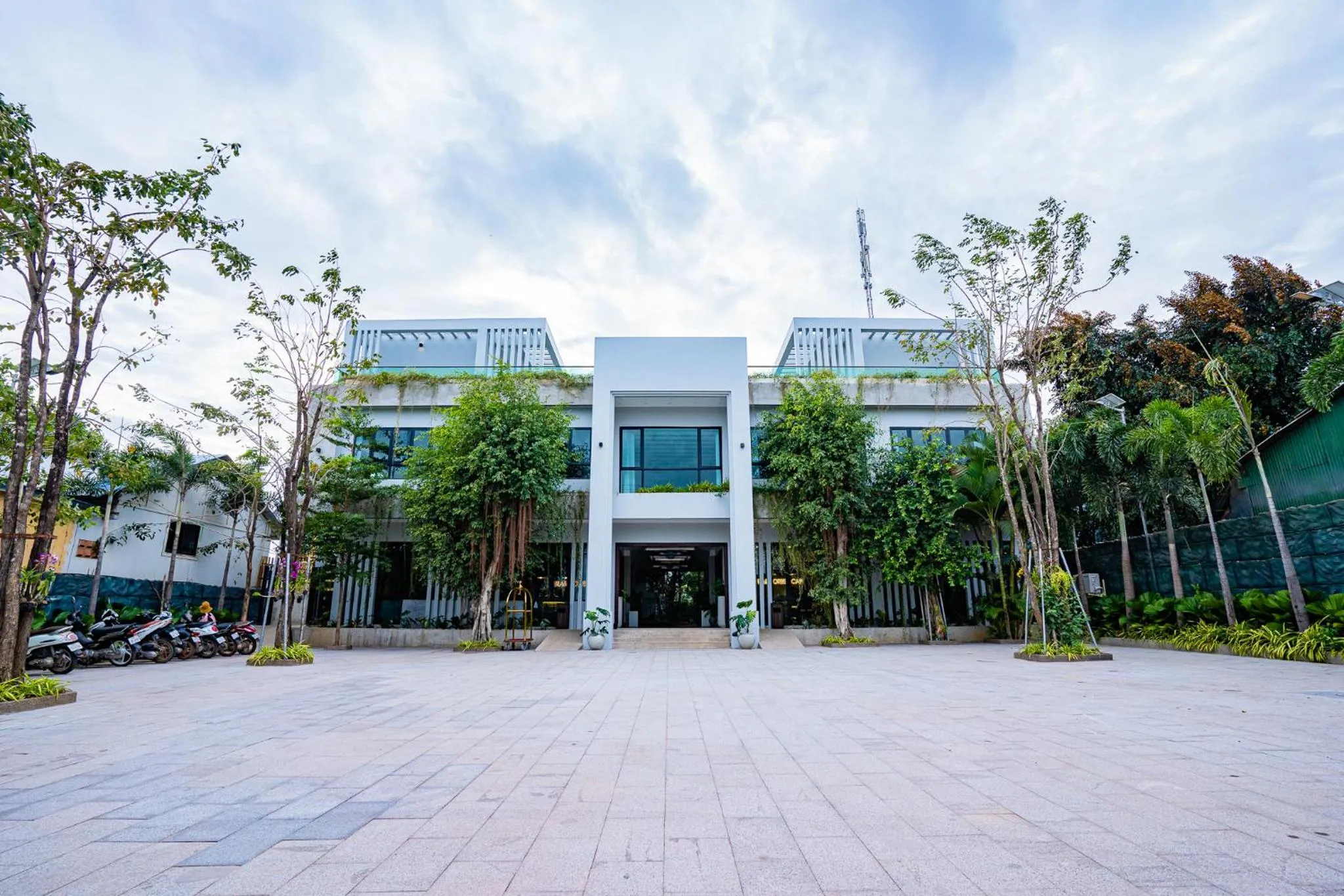 Property building in Rainforest Hotel by NSUN