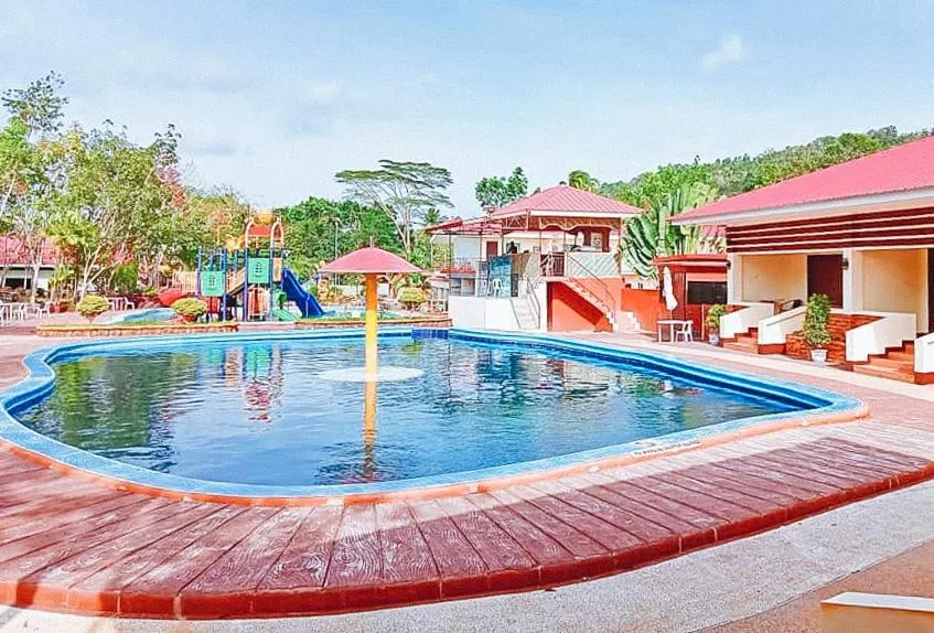 Swimming pool in RedDoorz @ Sundance Mountain Resort Tampilisan