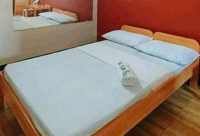 Standard Double Room in RedDoorz @ Sundance Mountain Resort Tampilisan Standard Double Room in RedDoorz @ Sundance Mountain Resort Tampilisan