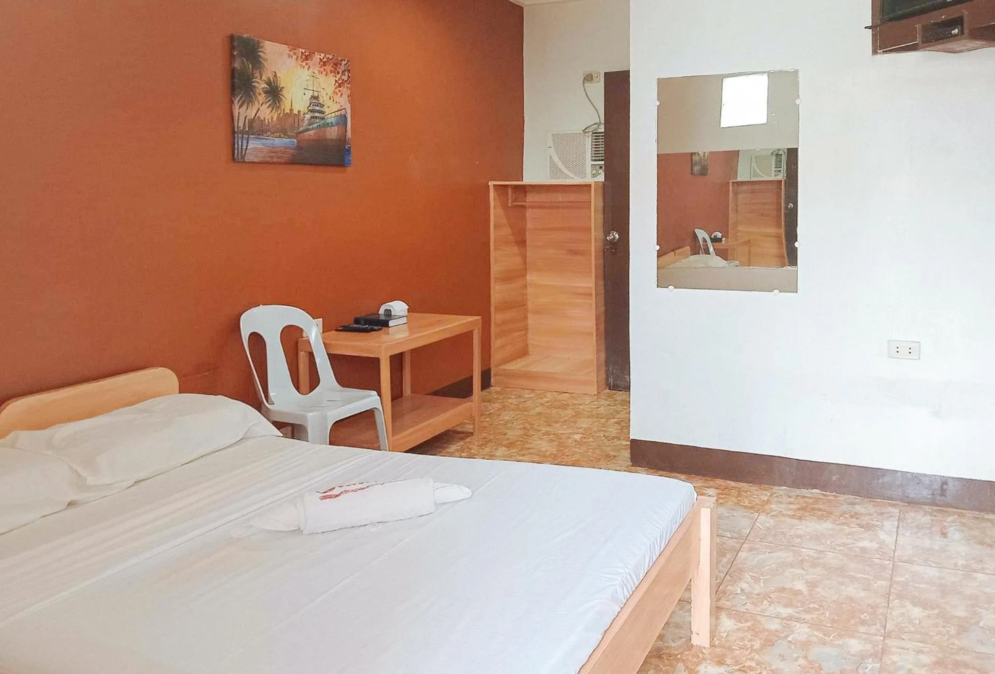 Photo of the whole room in RedDoorz @ Sundance Mountain Resort Tampilisan