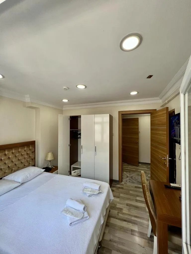 TV and multimedia, Bed in EYFEL HOTEL