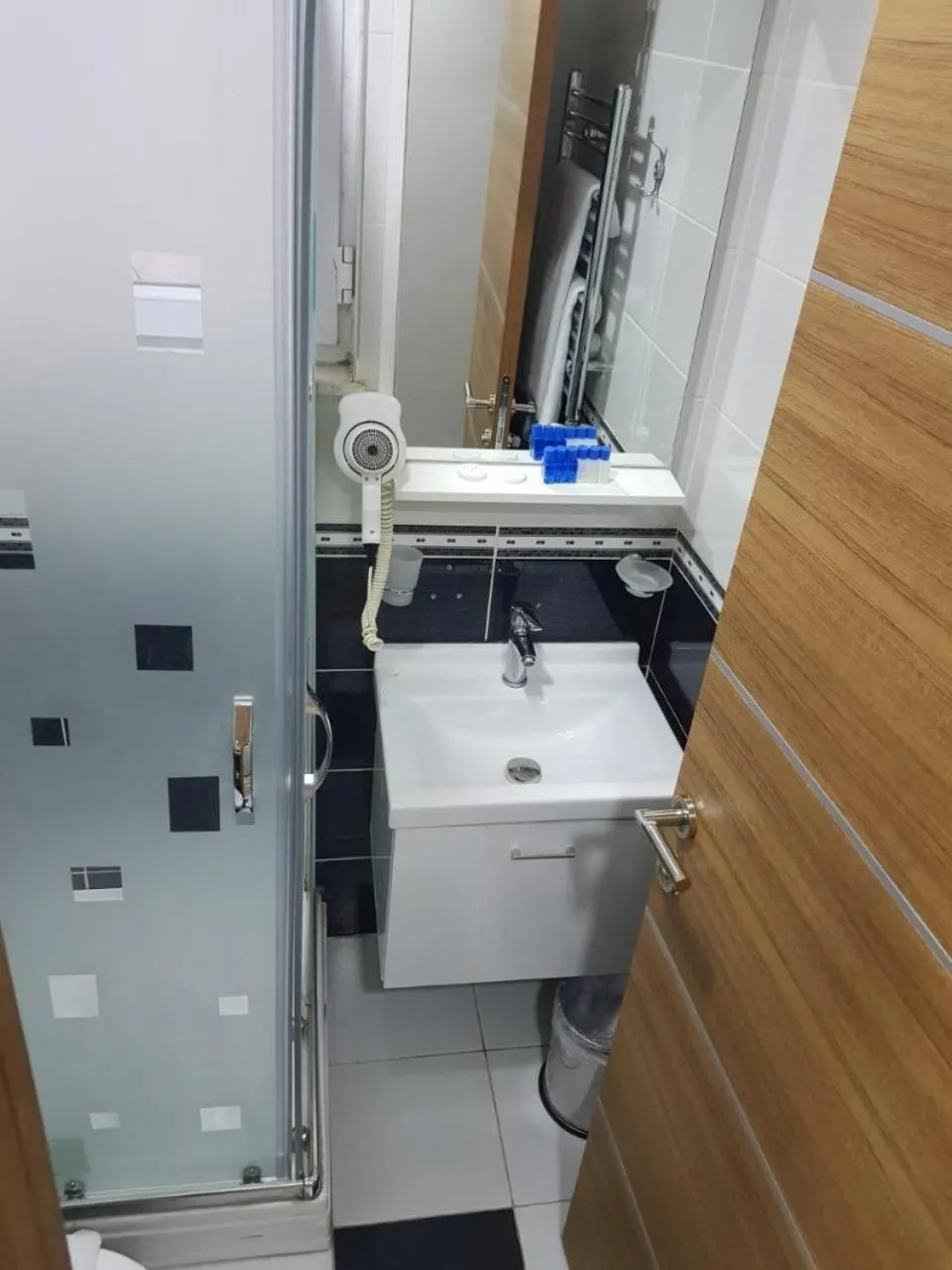 Shower in EYFEL HOTEL