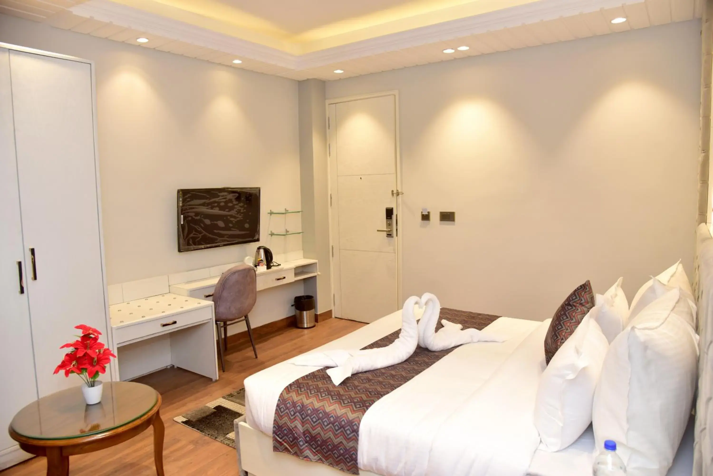 TV and multimedia, Bed in AnantVilas Shimla Hills TV and multimedia, Bed in AnantVilas Shimla Hills