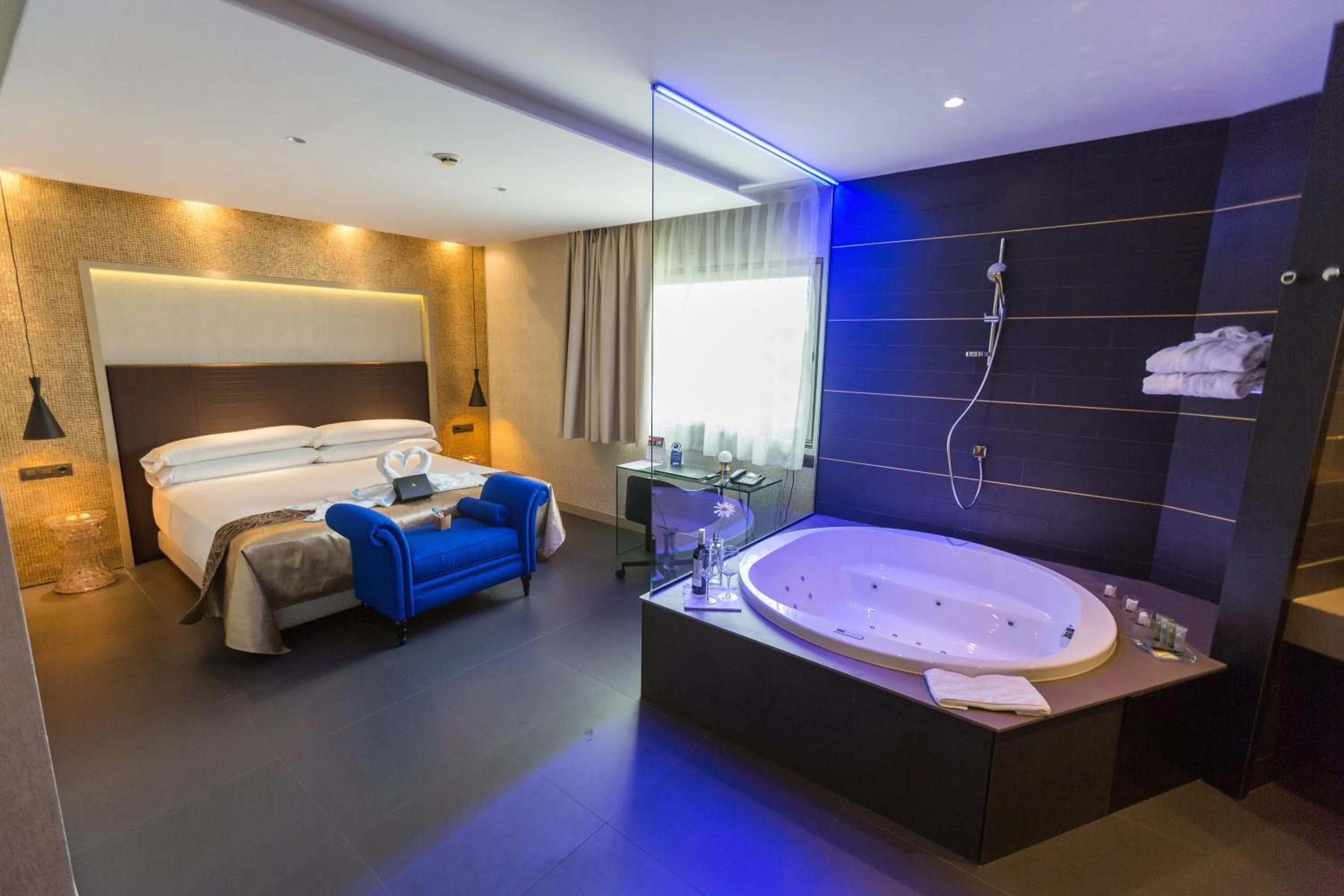 Hot Tub, Bed in Felix Hotel