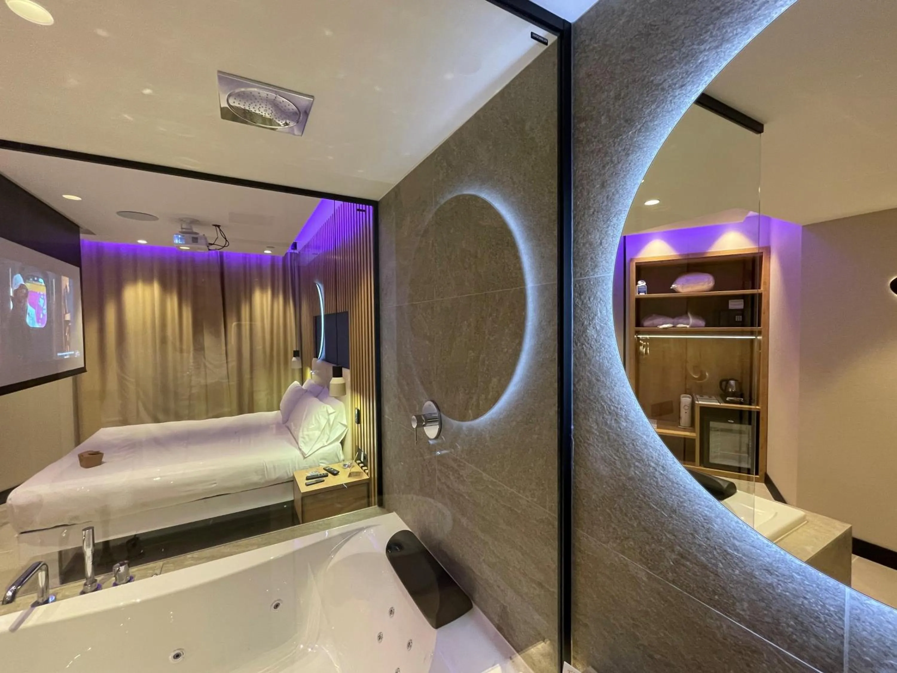 Bathroom in Felix Hotel