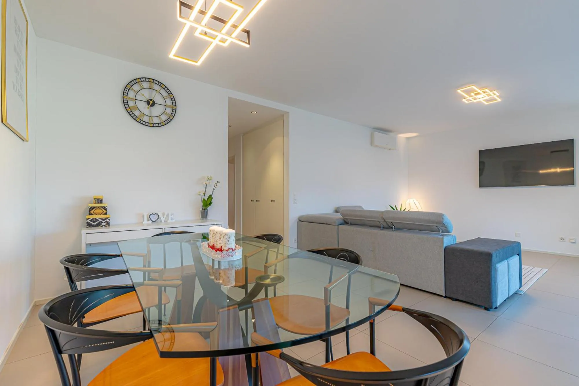 Living room in IMPERIAL of LUGANO 3 with a lake view behind the station and 10 min from the lake of Lugano
