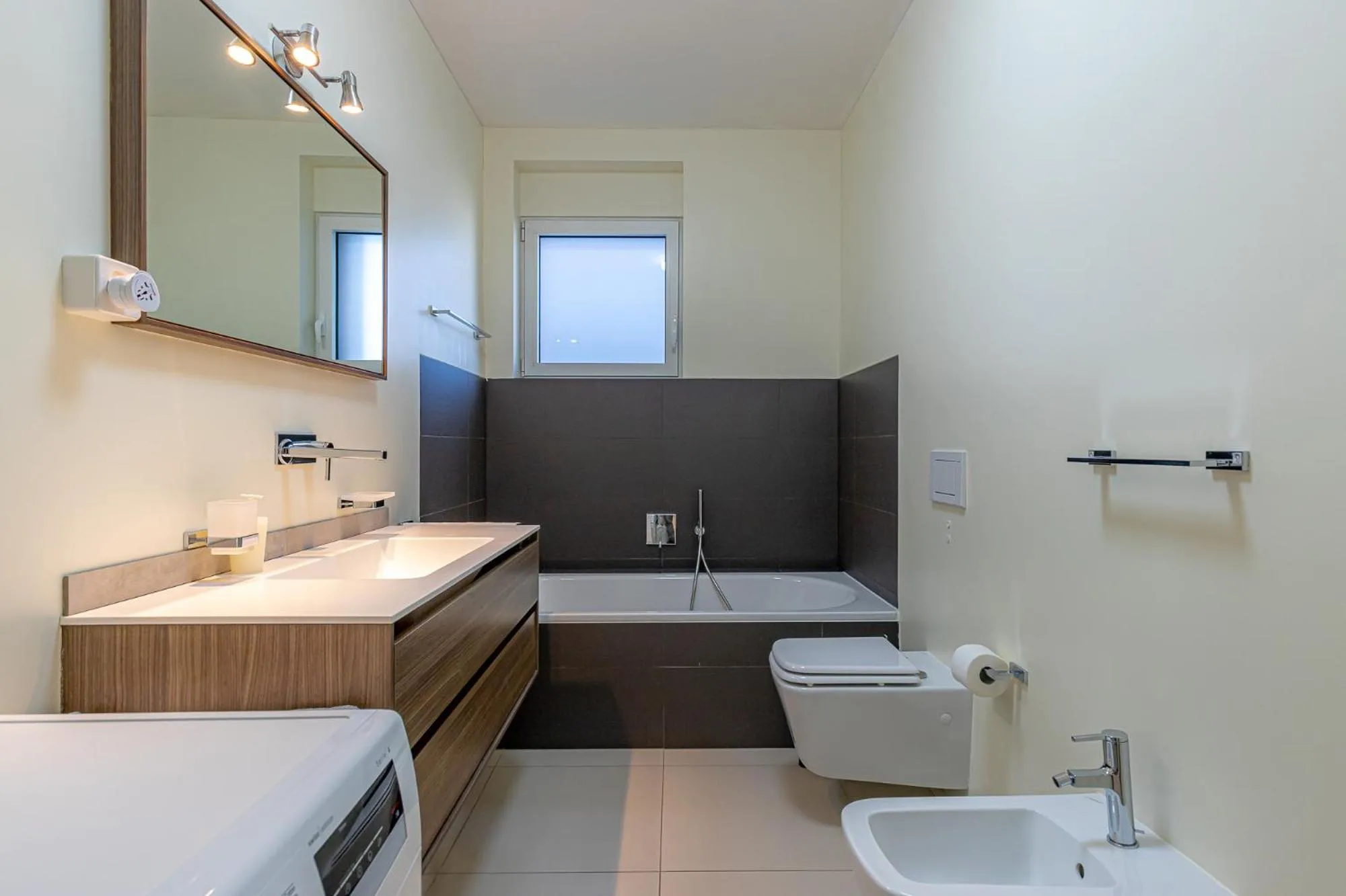 Toilet in IMPERIAL of LUGANO 3 with a lake view behind the station and 10 min from the lake of Lugano