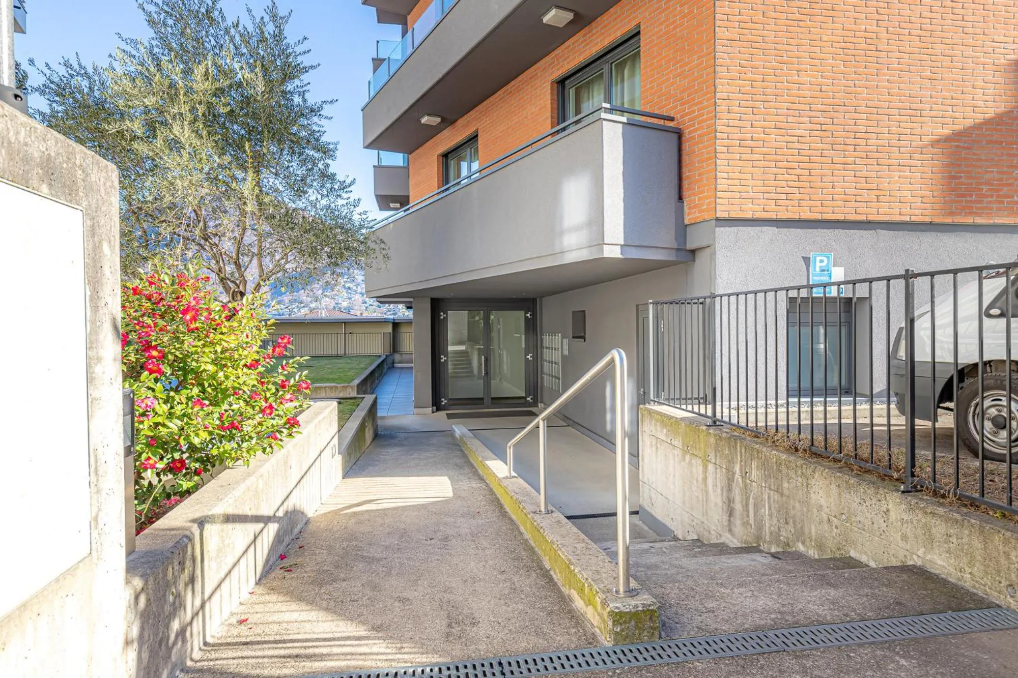 Property building in IMPERIAL of LUGANO 3 with a lake view behind the station and 10 min from the lake of Lugano