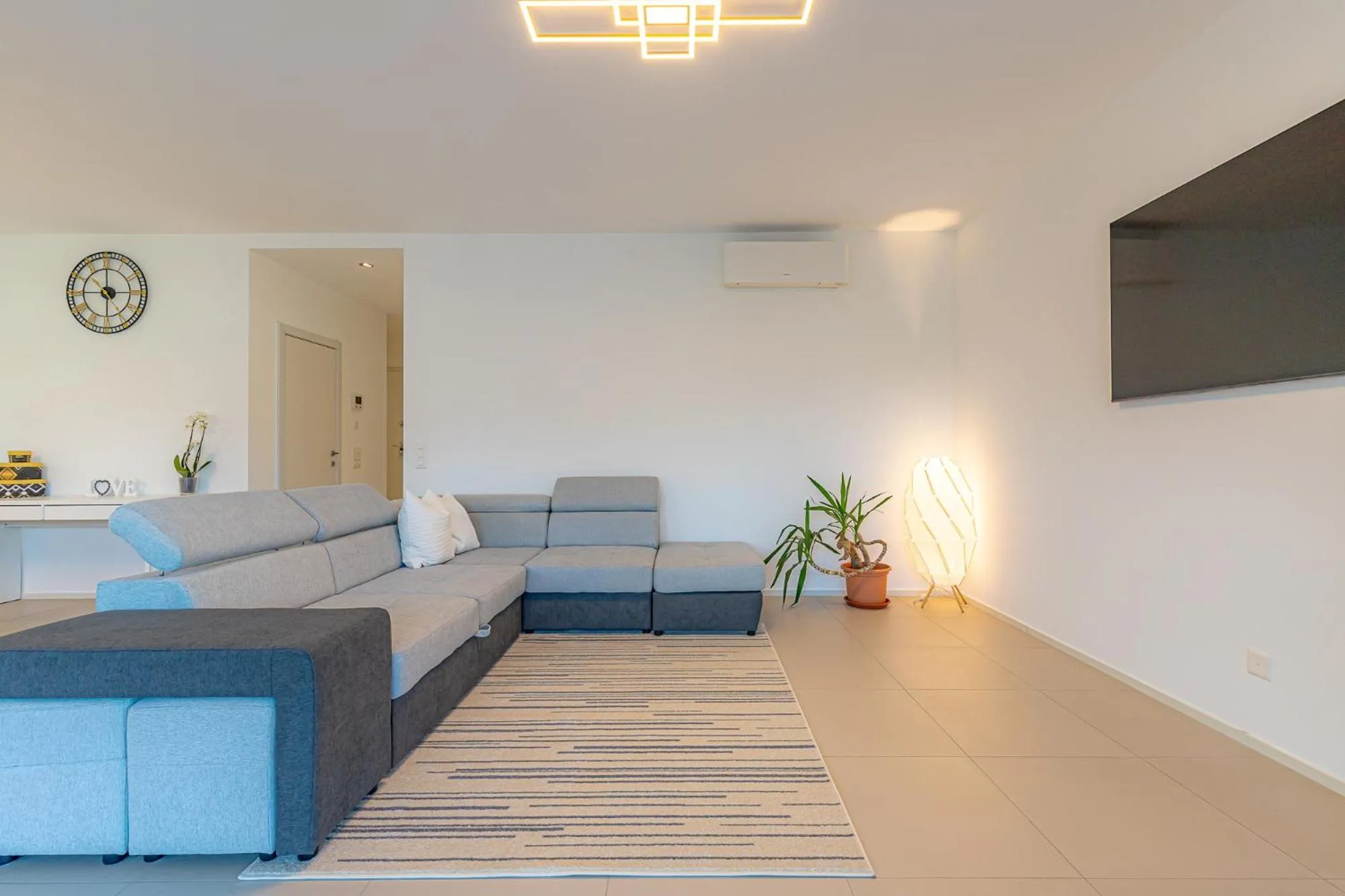 TV and multimedia in IMPERIAL of LUGANO 3 with a lake view behind the station and 10 min from the lake of Lugano