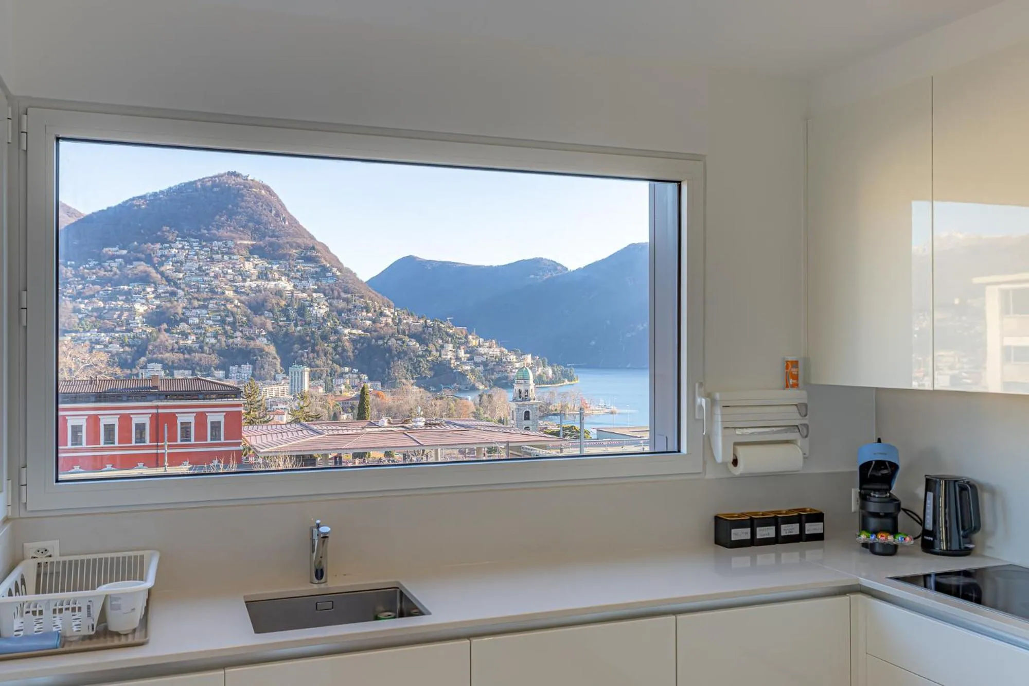Coffee/tea facilities in IMPERIAL of LUGANO 3 with a lake view behind the station and 10 min from the lake of Lugano