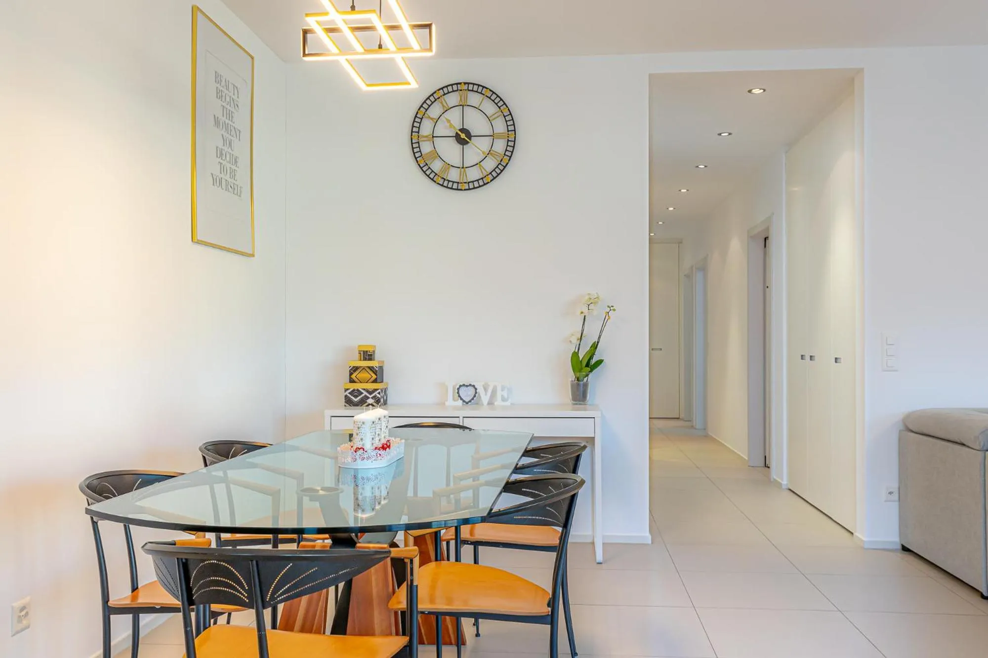 Living room in IMPERIAL of LUGANO 3 with a lake view behind the station and 10 min from the lake of Lugano
