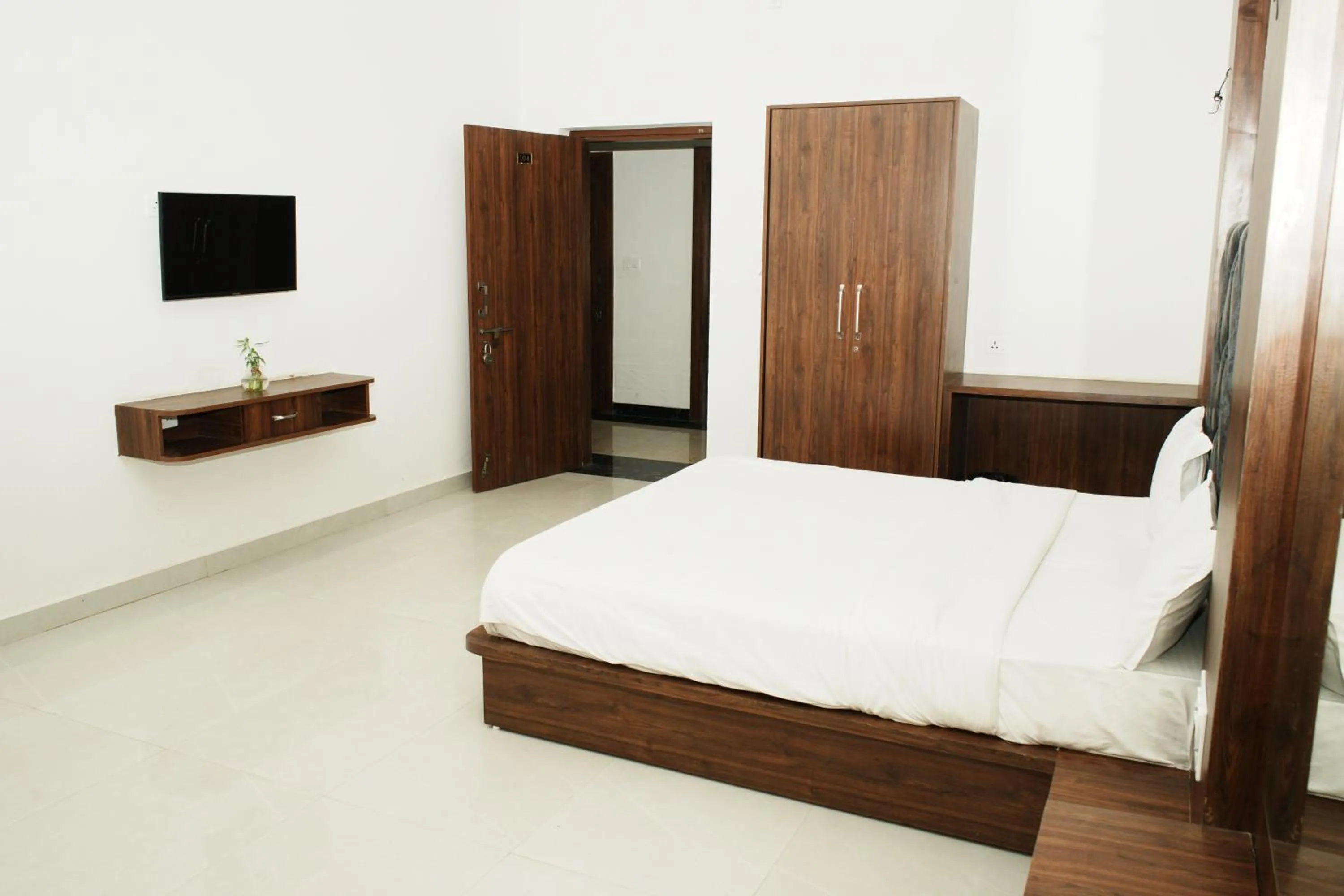 Communal lounge/ TV room, Bed in The Ratan Resort & Retreat