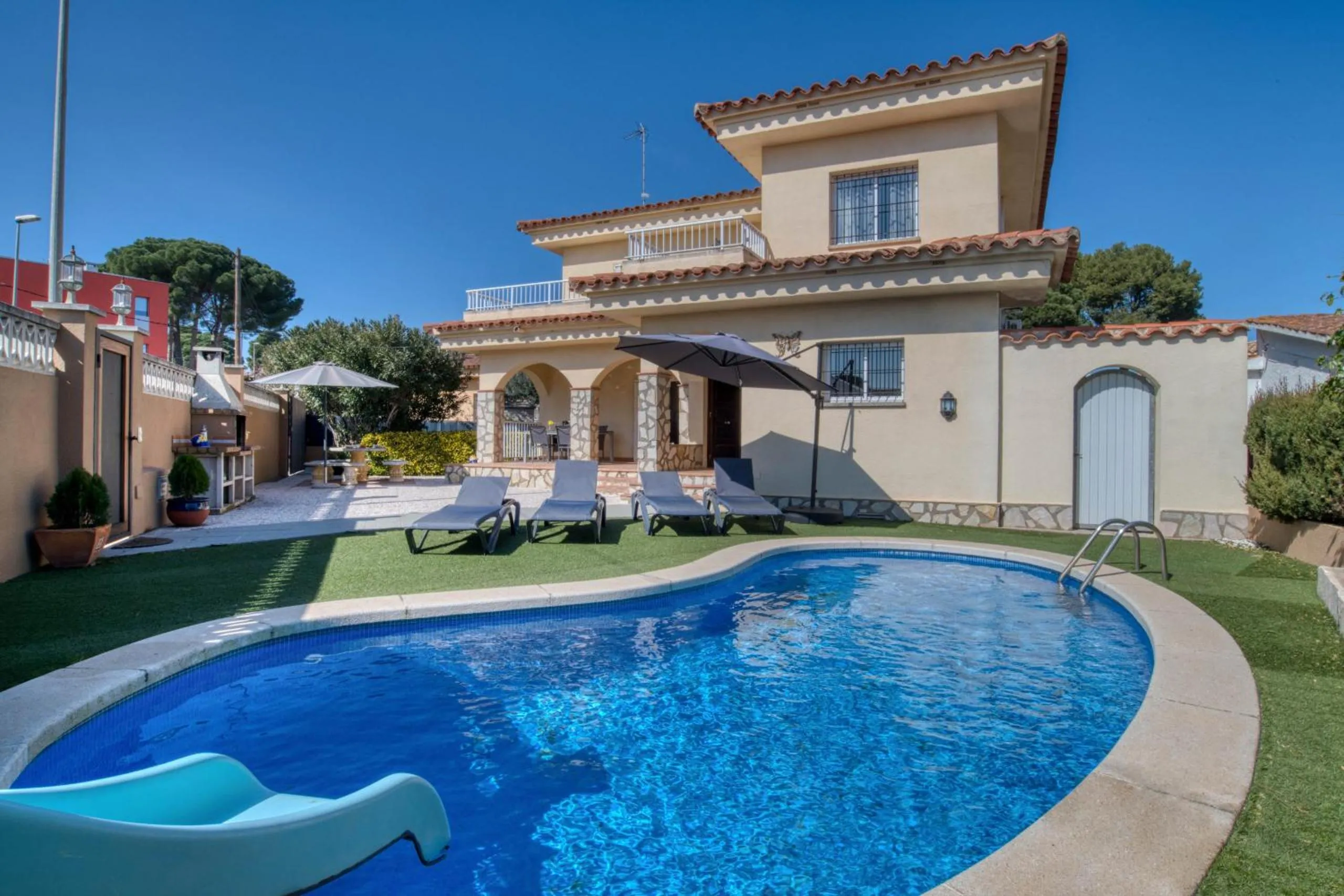 Vela, casa con piscina privada a pocos metros de la playa