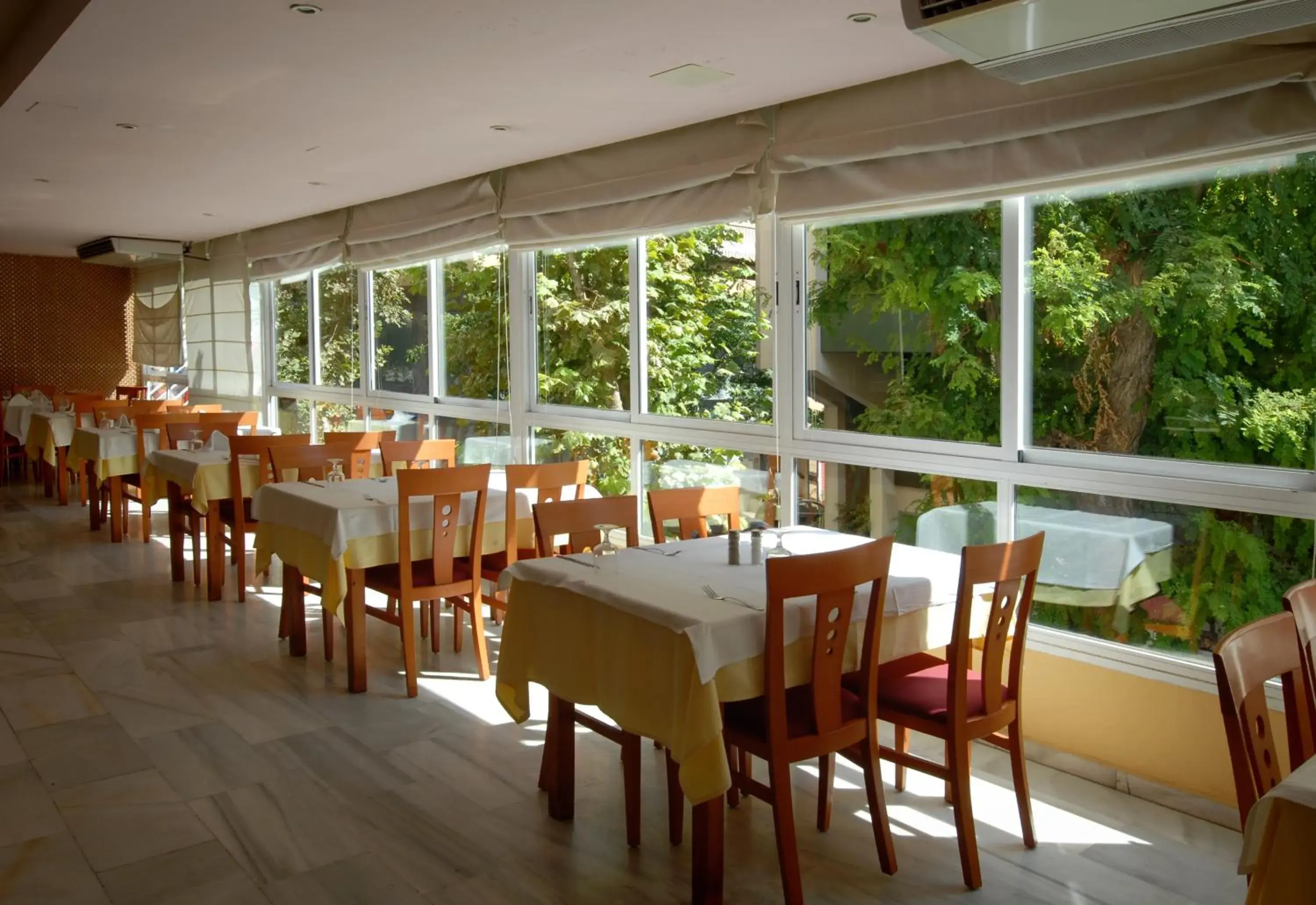 Restaurant/places to eat in Hotel Monarque El Rodeo Restaurant/places to eat in Hotel Monarque El Rodeo