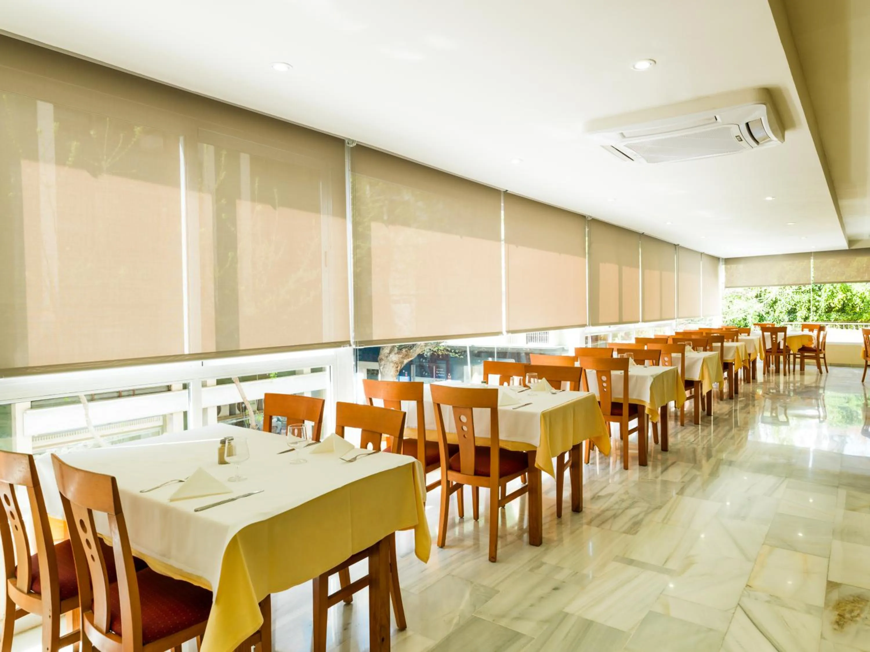 Restaurant/places to eat in Hotel Monarque El Rodeo