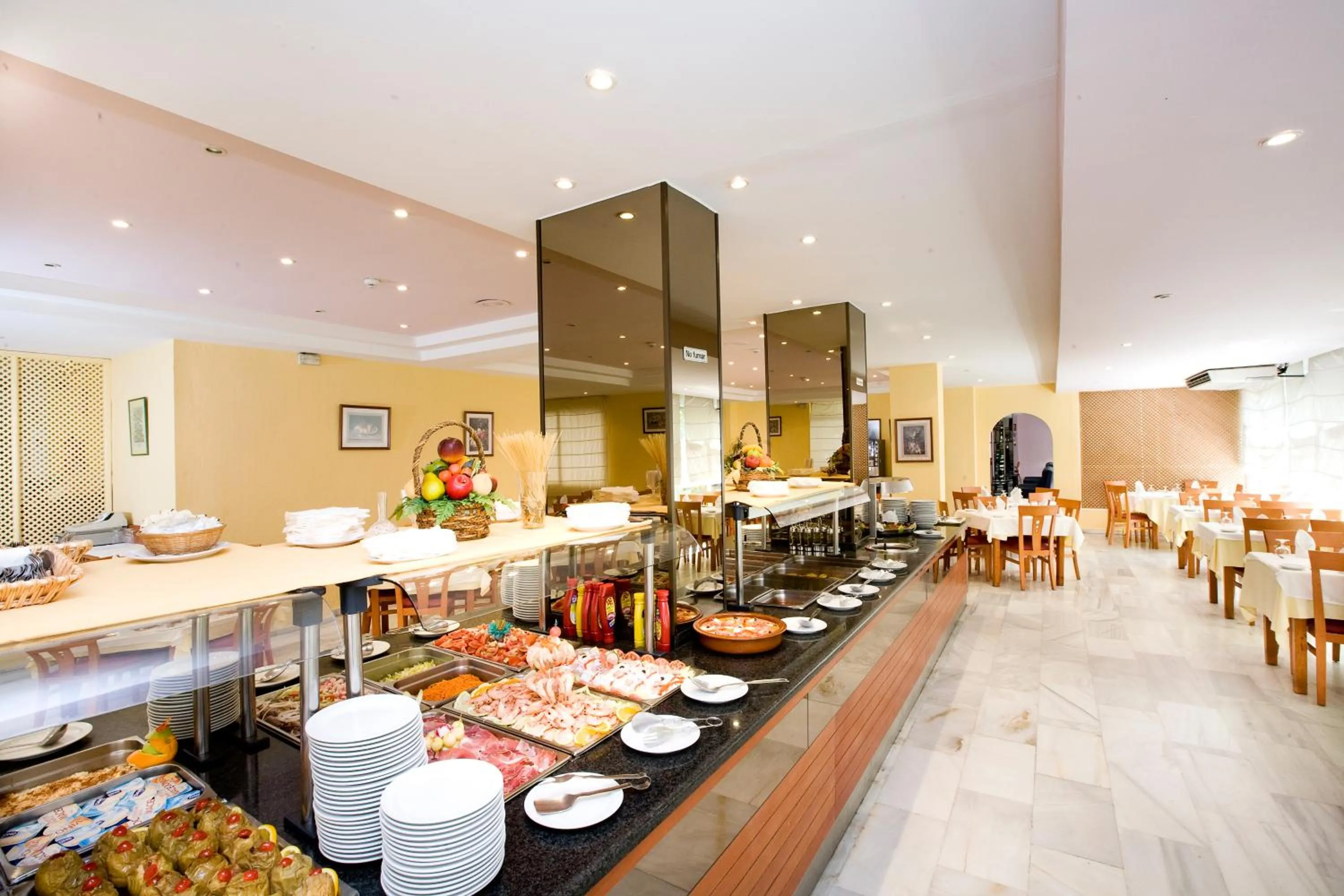 Restaurant/places to eat in Hotel Monarque El Rodeo