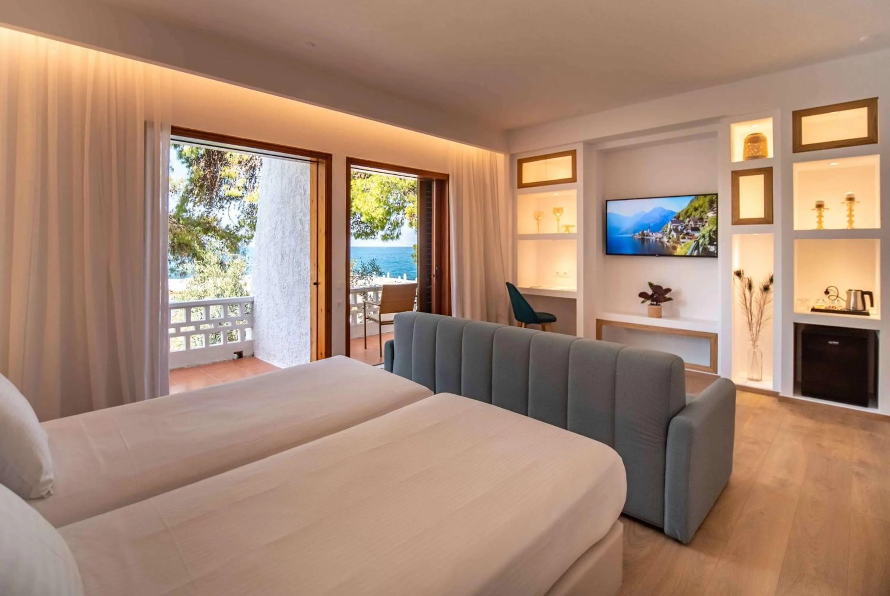 Living room, Bed in Wyndham Loutraki Poseidon Resort