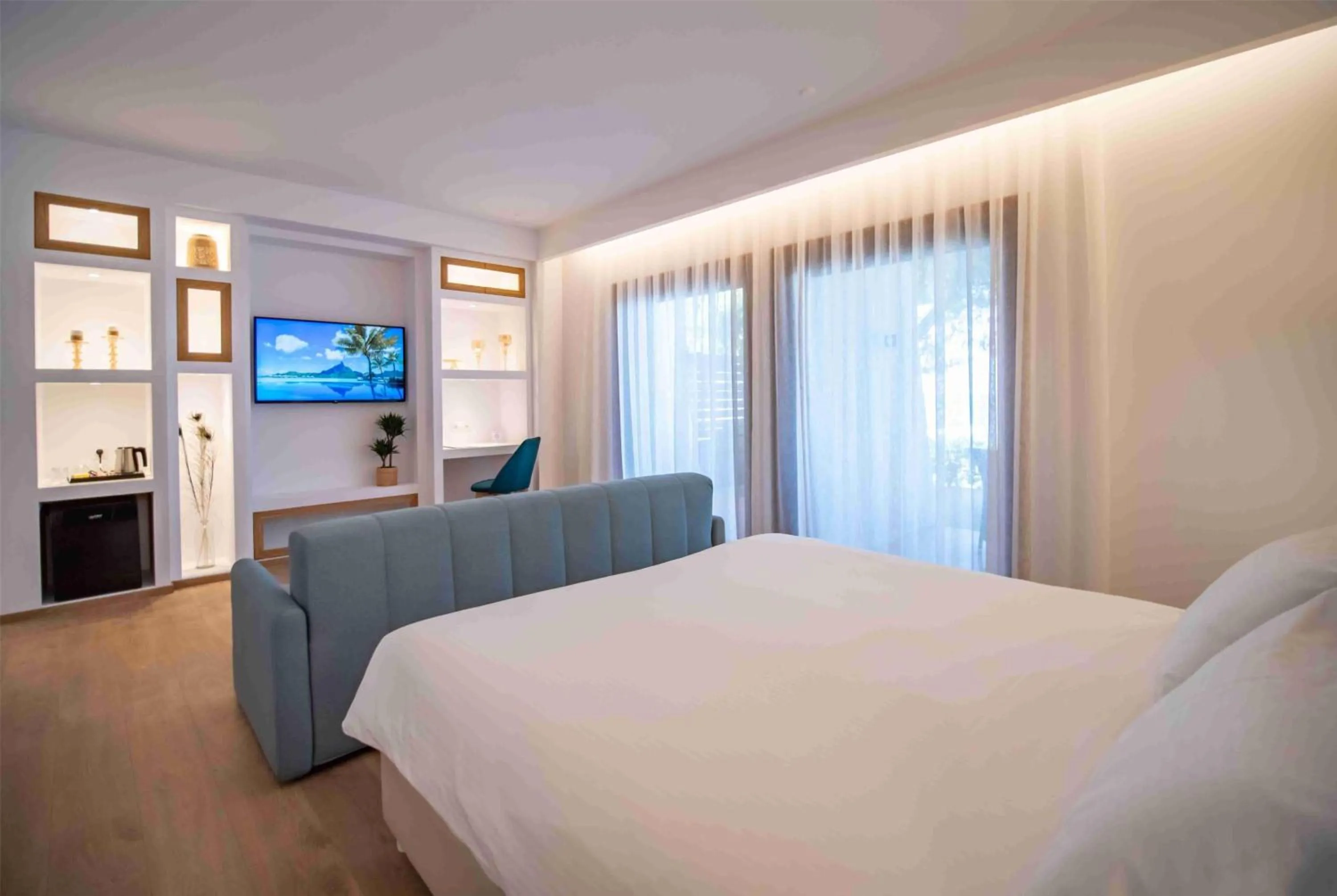 Living room, Bed in Wyndham Loutraki Poseidon Resort