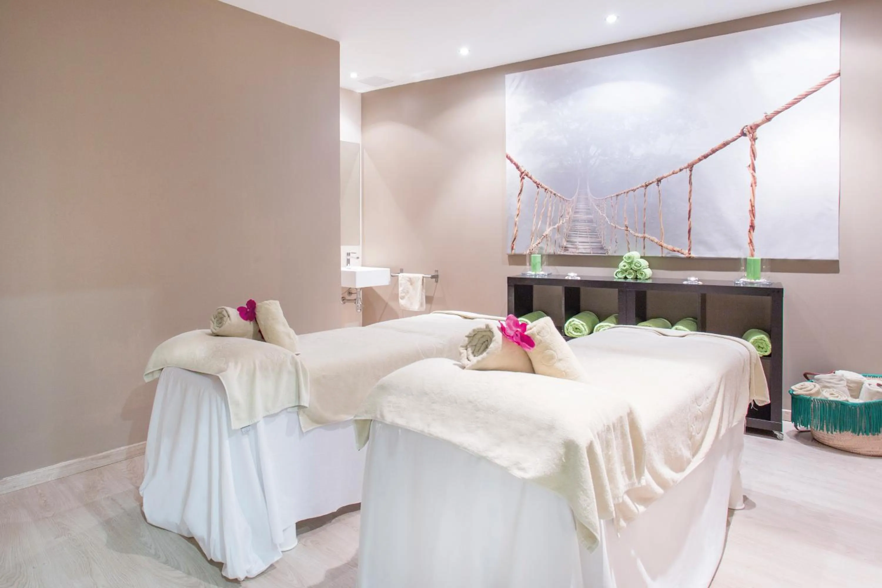 Massage, Bed in Hotel Be Live Adults Only Marivent