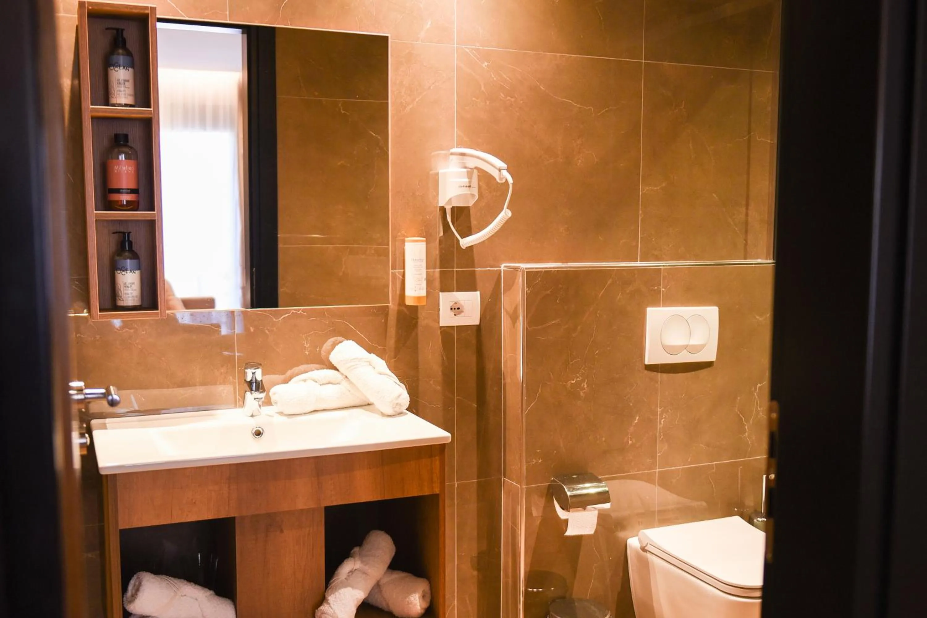 Shower in Padel Olivia's Hill Resort