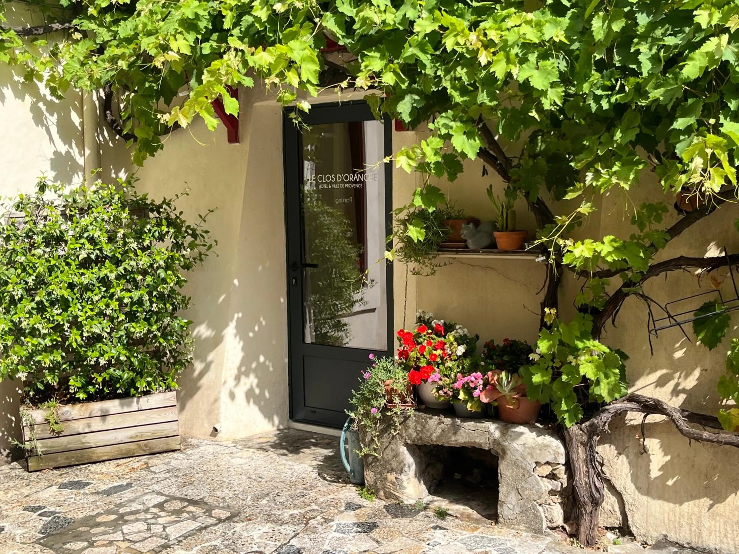 Facade/entrance in Le Clos d'Orange - Hotel & ville de Provence