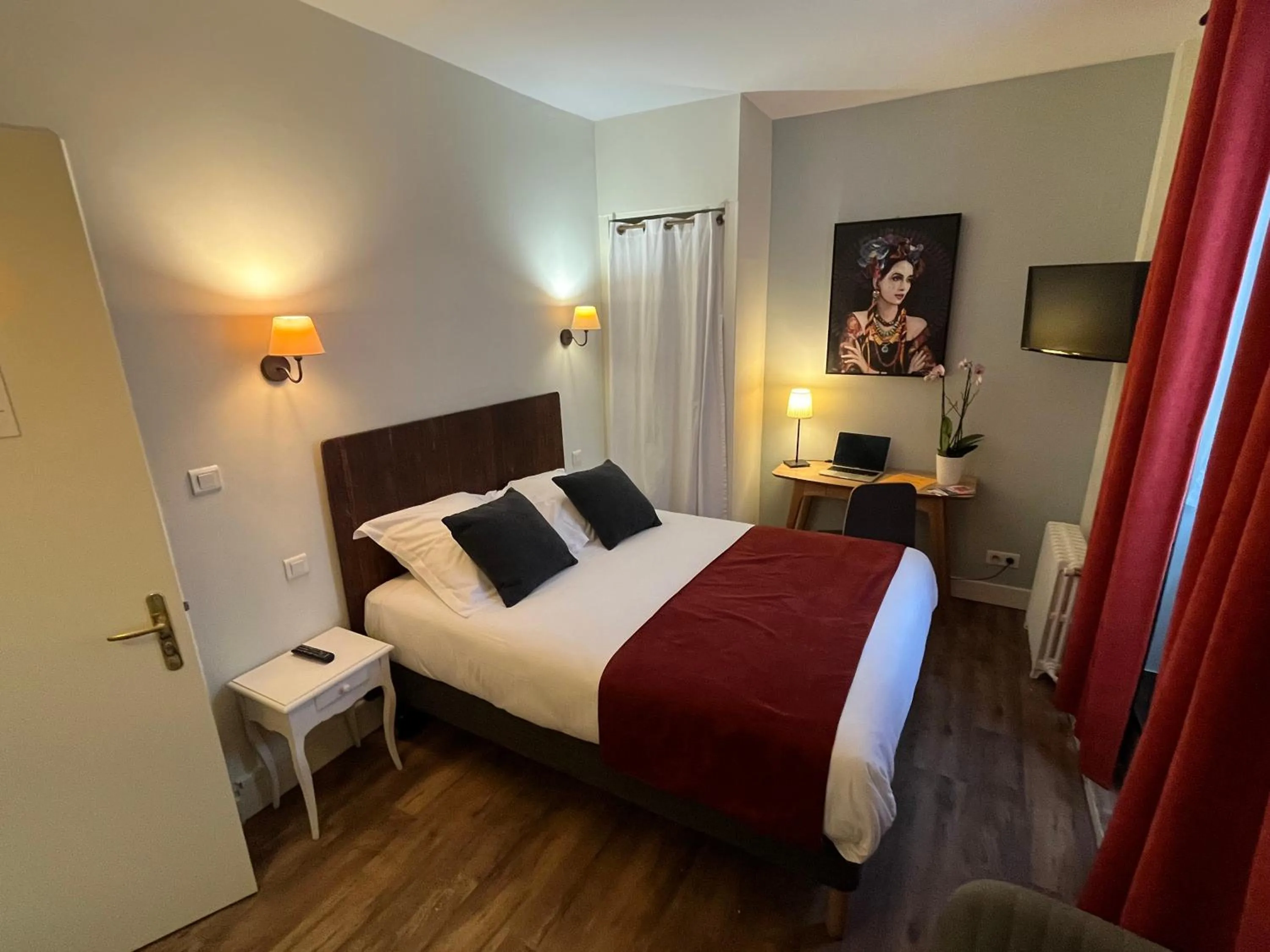 View (from property/room), Bed in Le Clos d'Orange - Hotel & ville de Provence