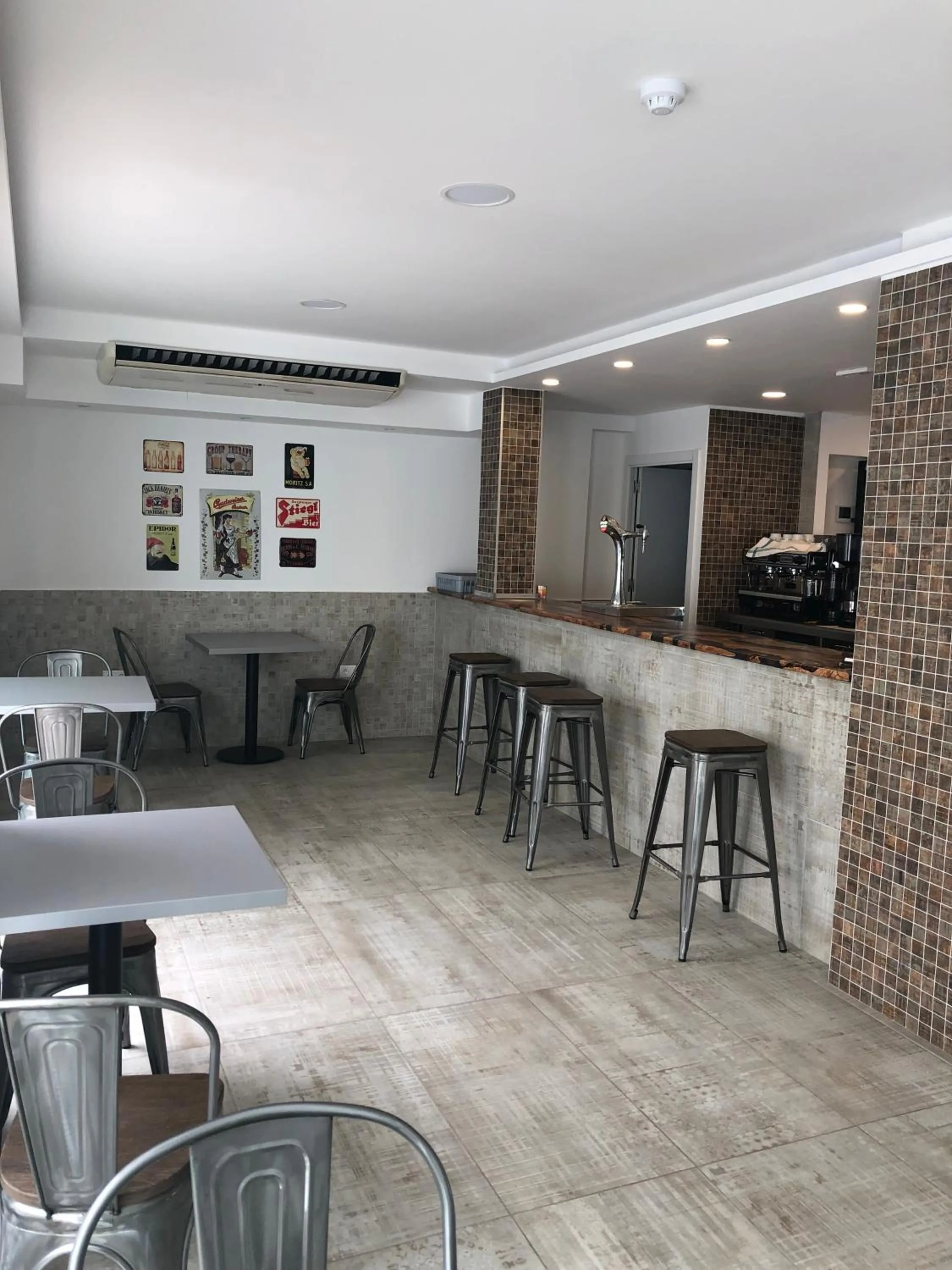 Lounge or bar in Hostal Rosalia