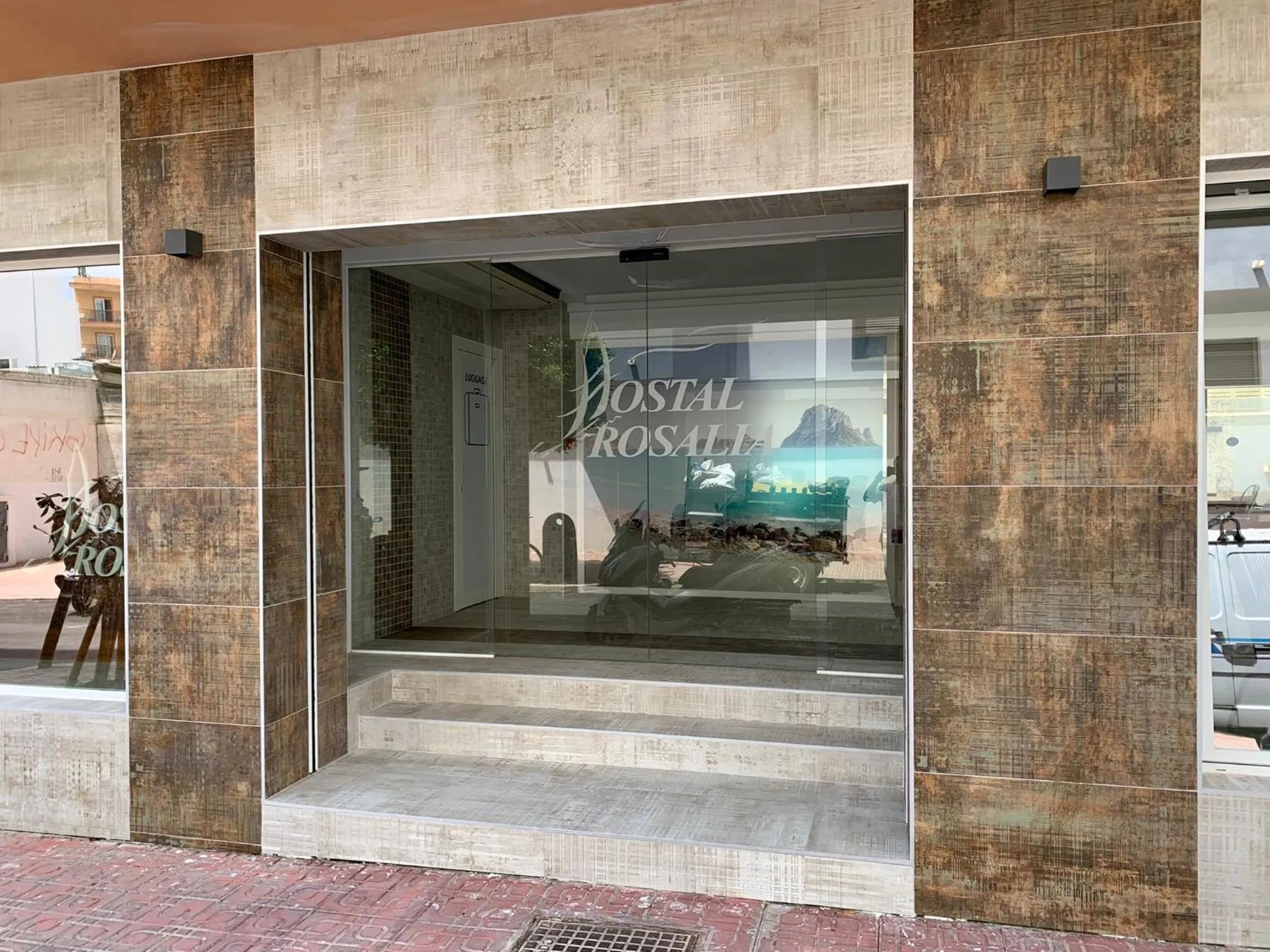 Facade/entrance in Hostal Rosalia