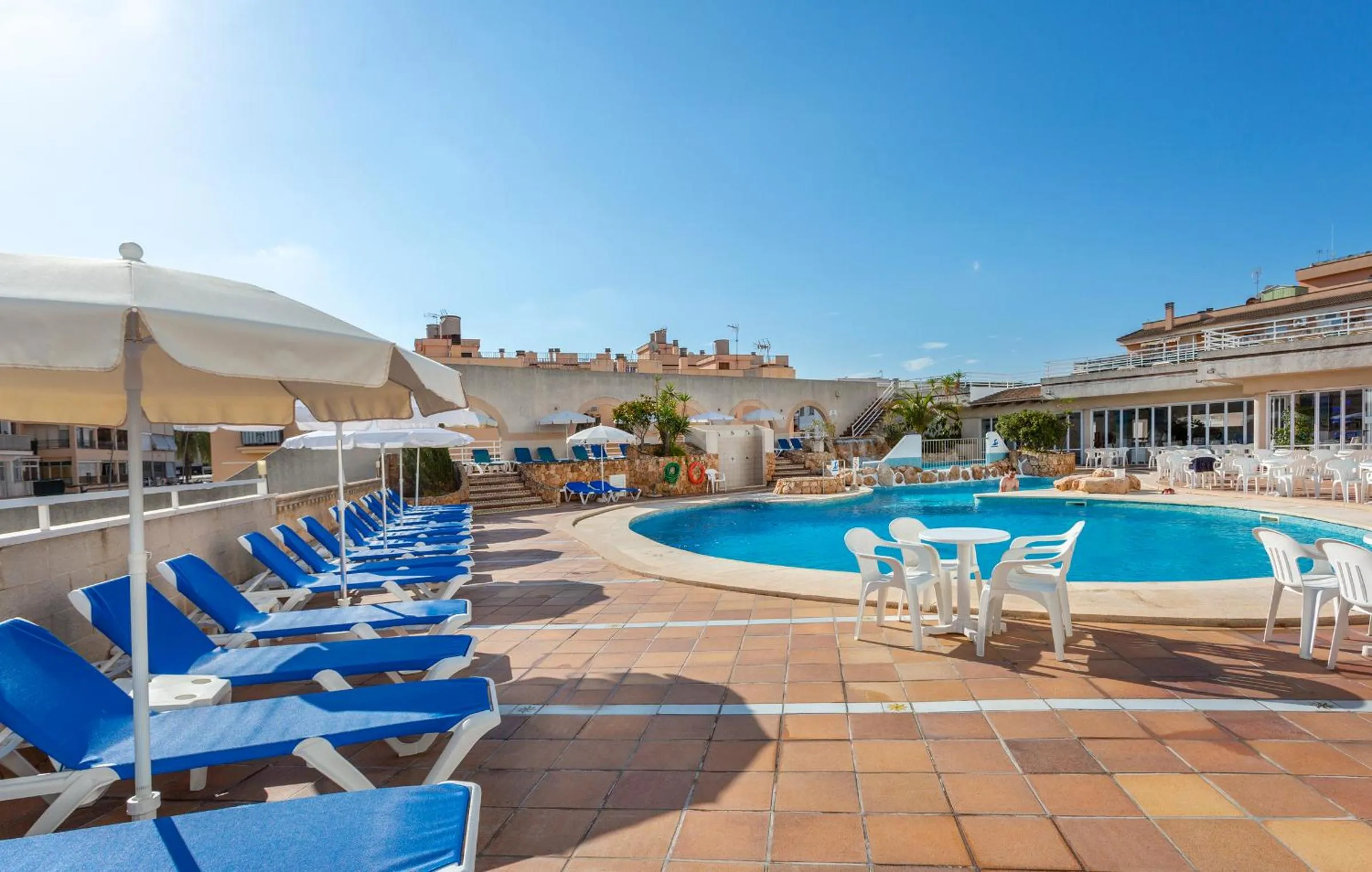 Swimming pool in Hotel Kilimanjaro