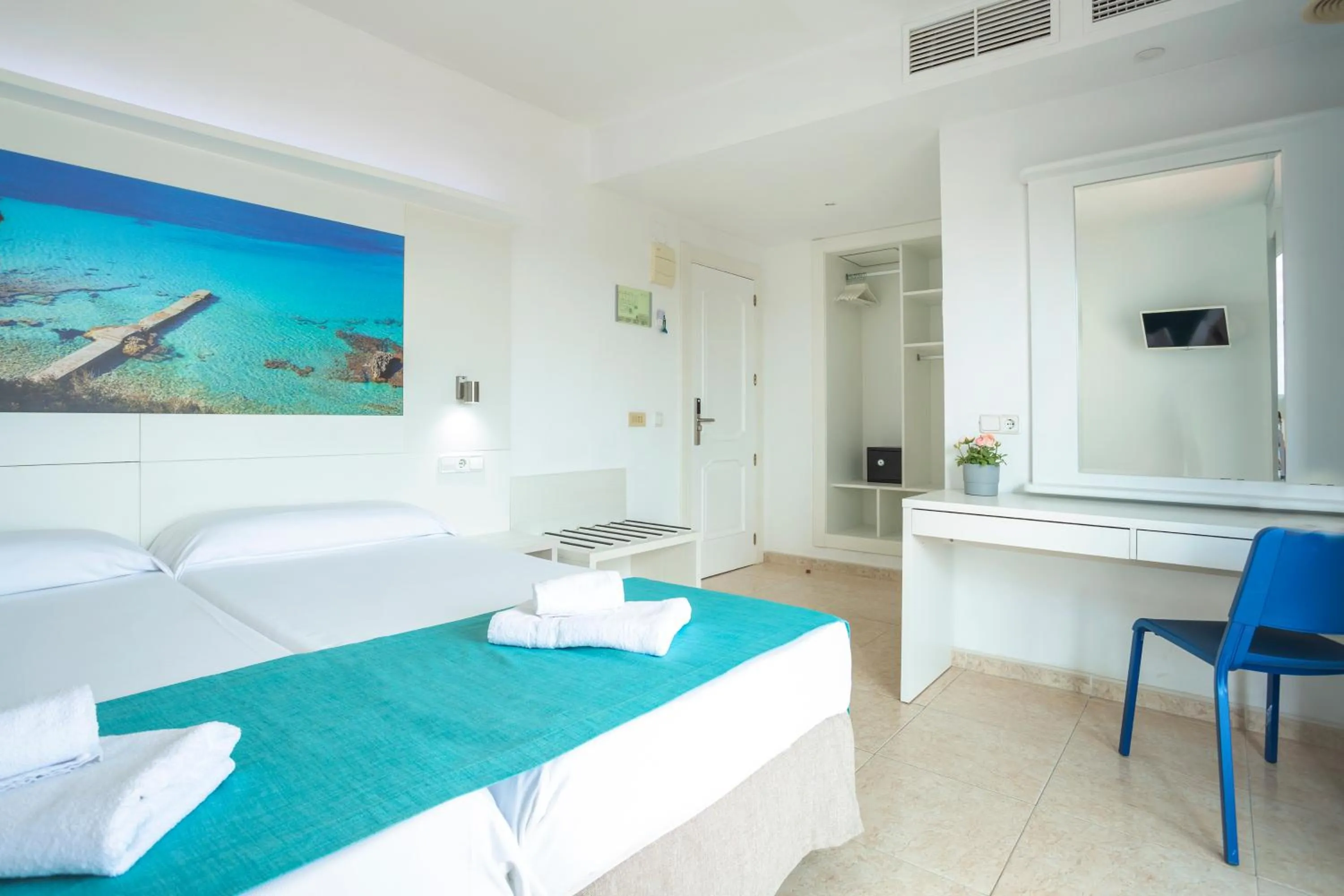 Bedroom, Bed in Hotel Kilimanjaro