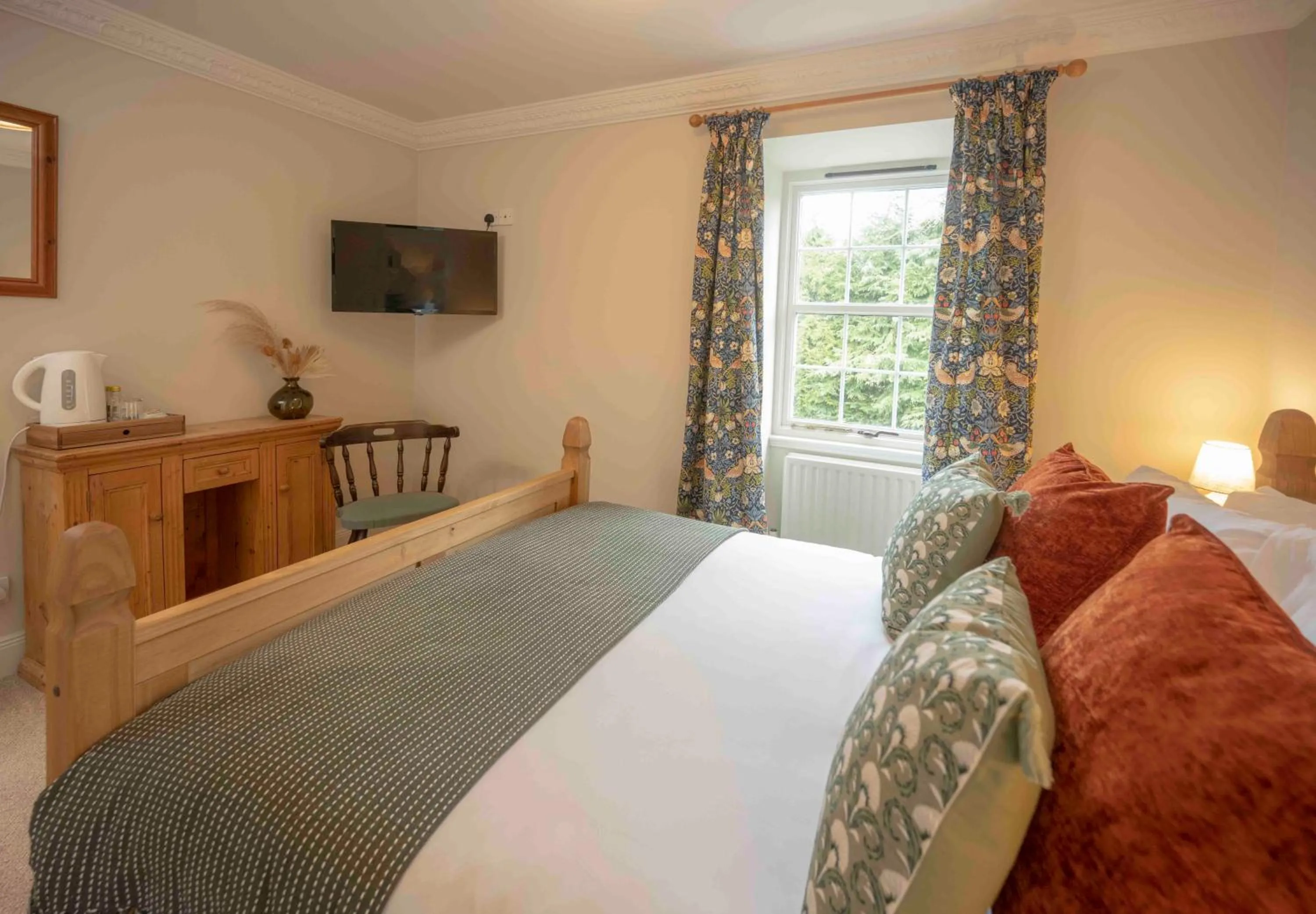 Property building, Bed in Cross Keys Inn Ettrickbridge
